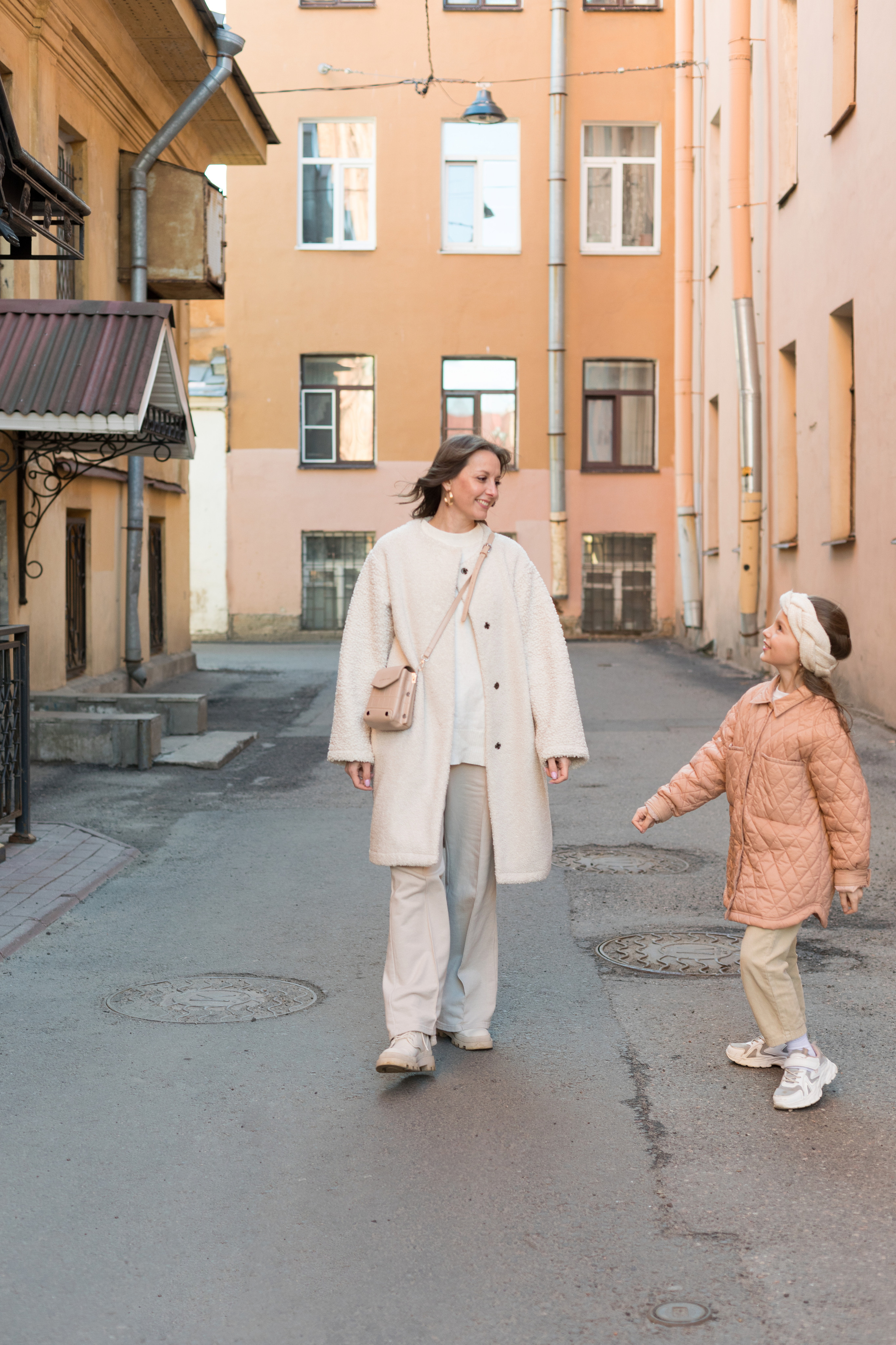 Летняя фотопрогулка мамы и дочки на Васильевском острове. Детский и контент фотограф Надя Волкова Санкт-Петербург