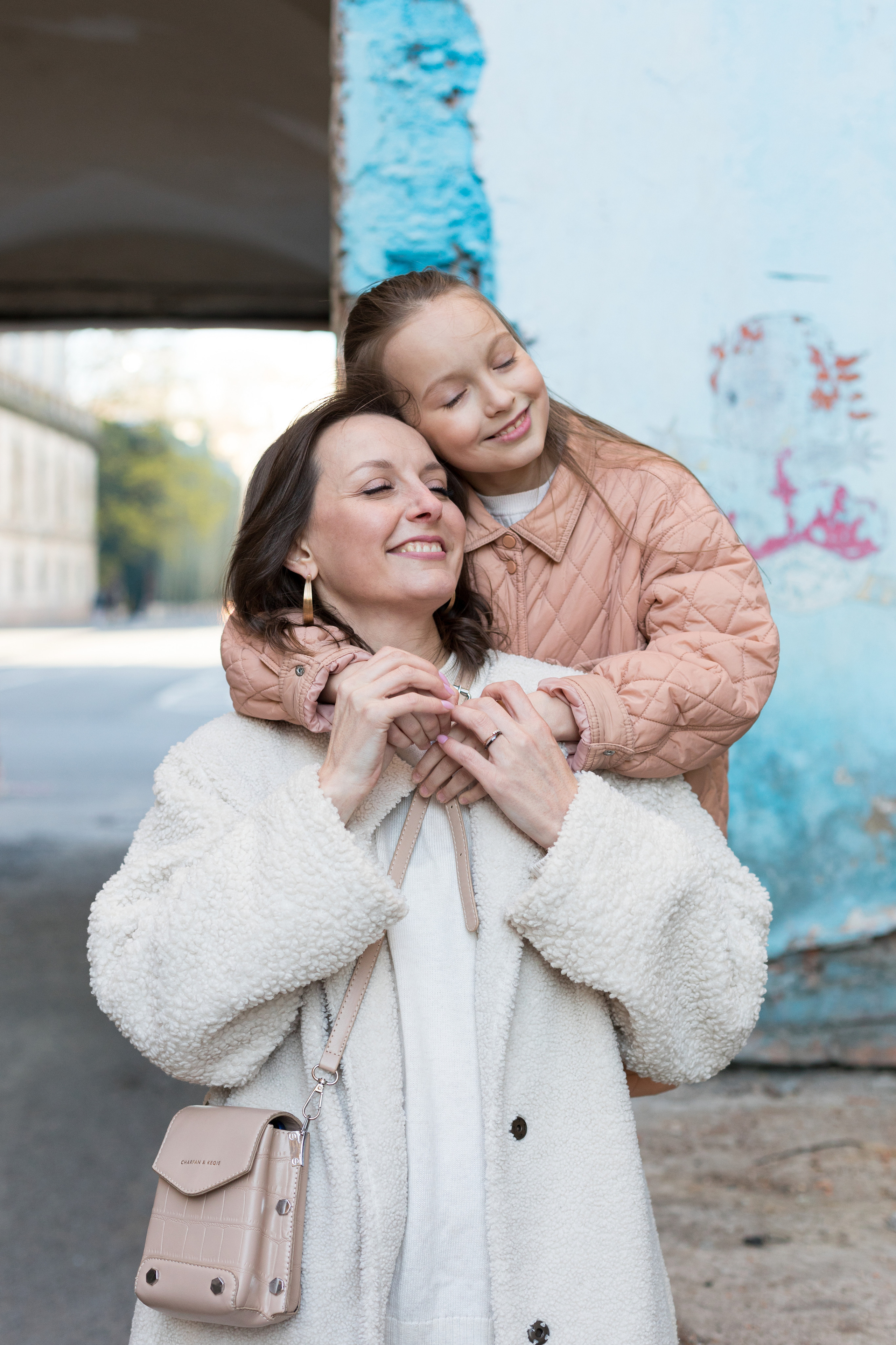 Летняя фотопрогулка мамы и дочки на Васильевском острове. Детский и контент фотограф Надя Волкова Санкт-Петербург