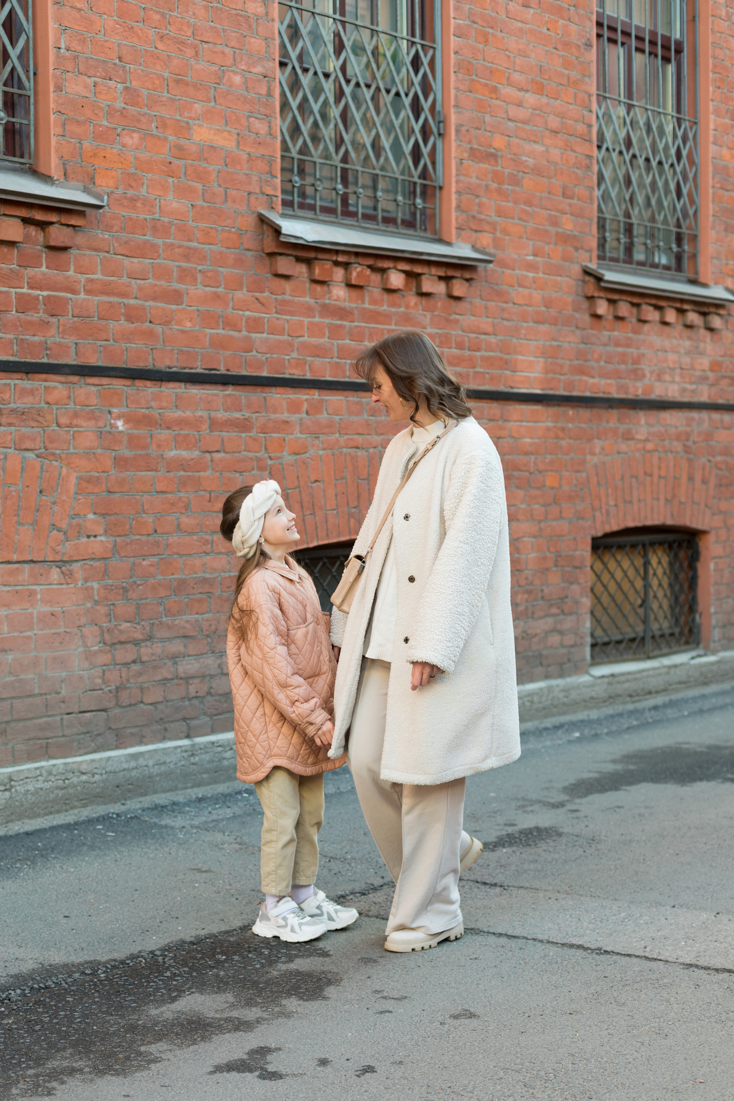 Летняя фотопрогулка мамы и дочки на Васильевском острове. Детский и контент фотограф Надя Волкова Санкт-Петербург
