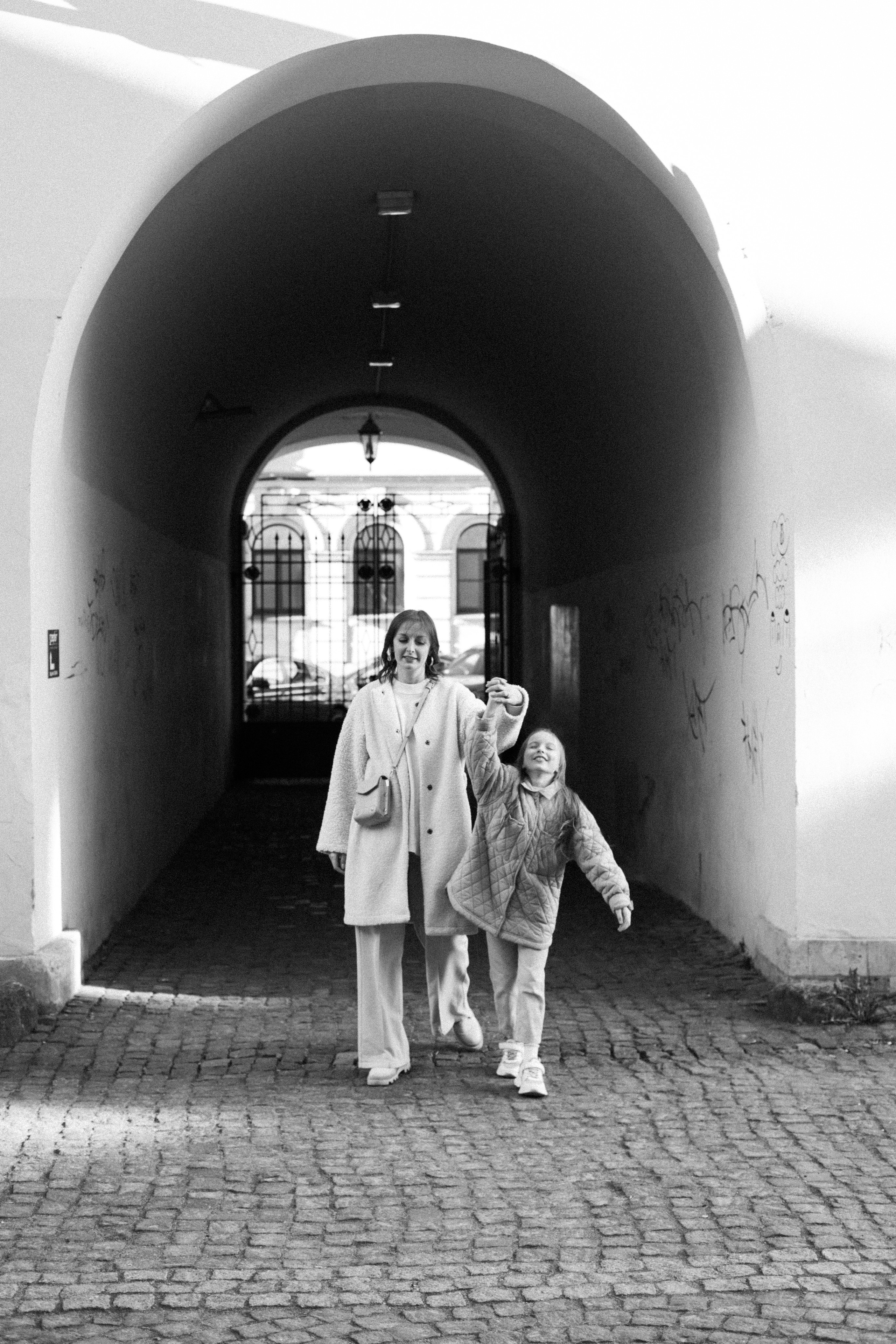 Летняя фотопрогулка мамы и дочки на Васильевском острове. Детский и контент фотограф Надя Волкова Санкт-Петербург