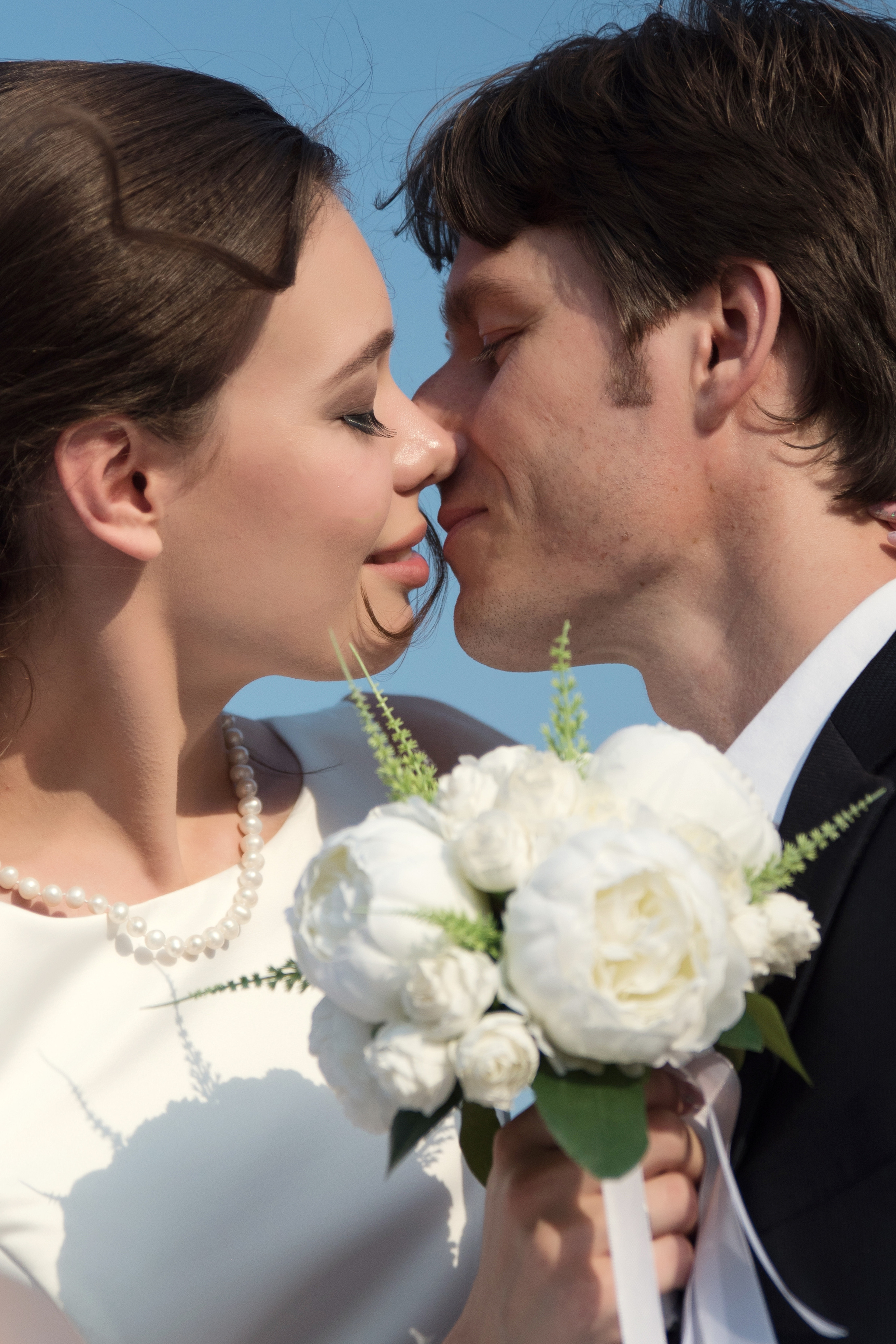  момент поцелуя жениха и невесты