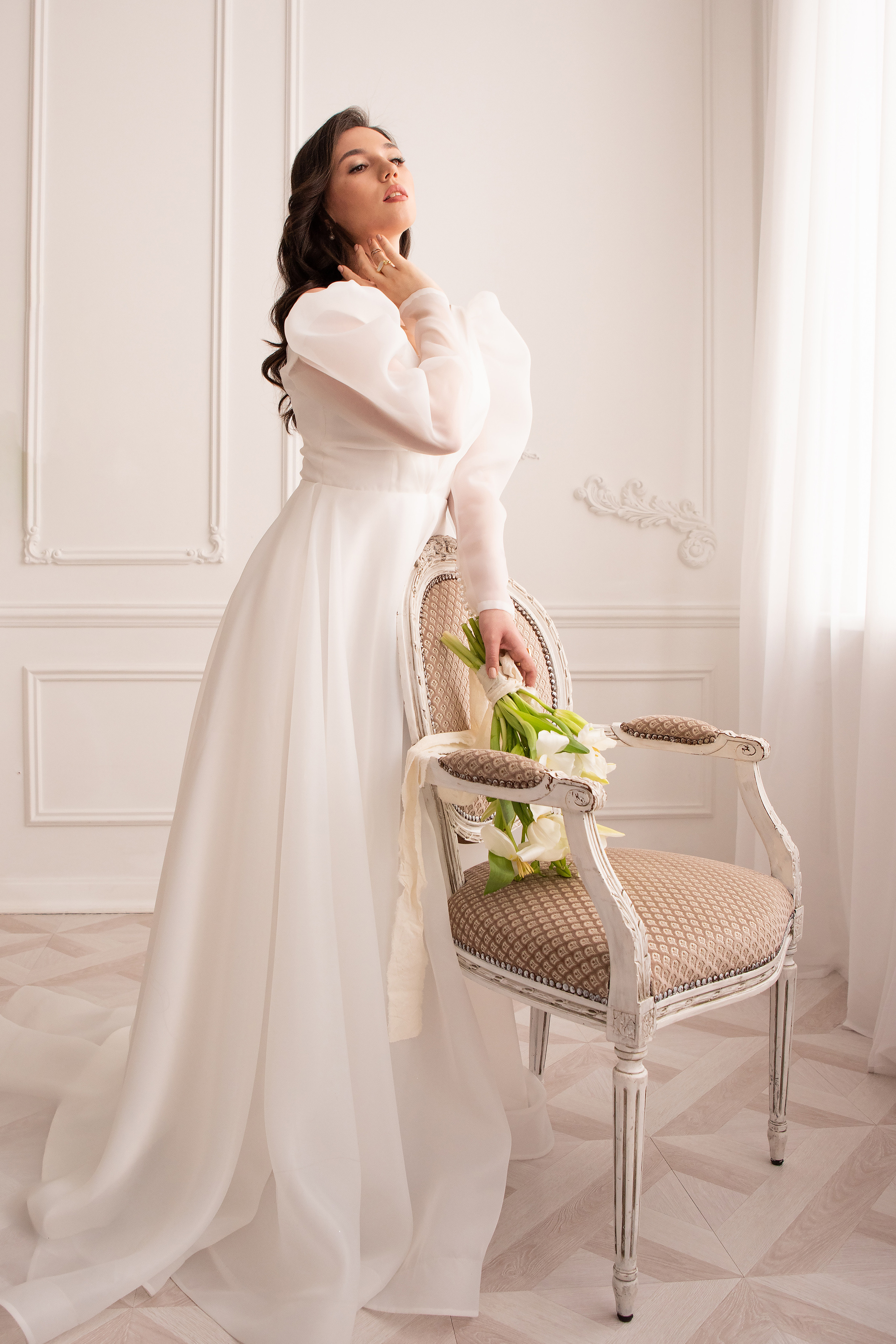 невеста в полных рост в белом платье с букетом