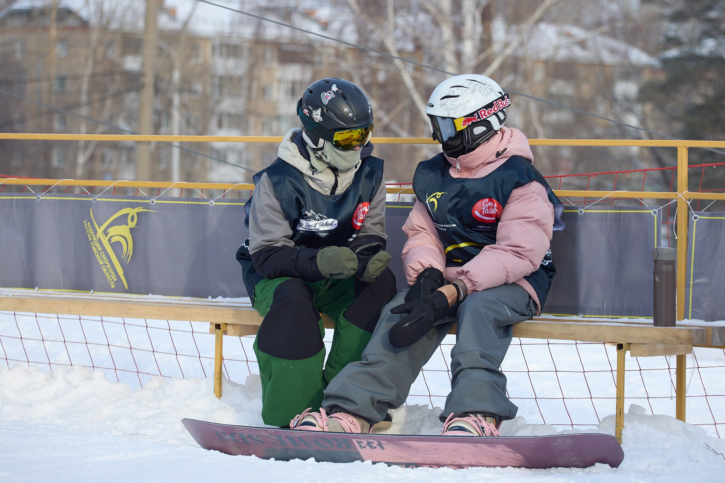 Две девушки-сноубордистки на стартовой площадке