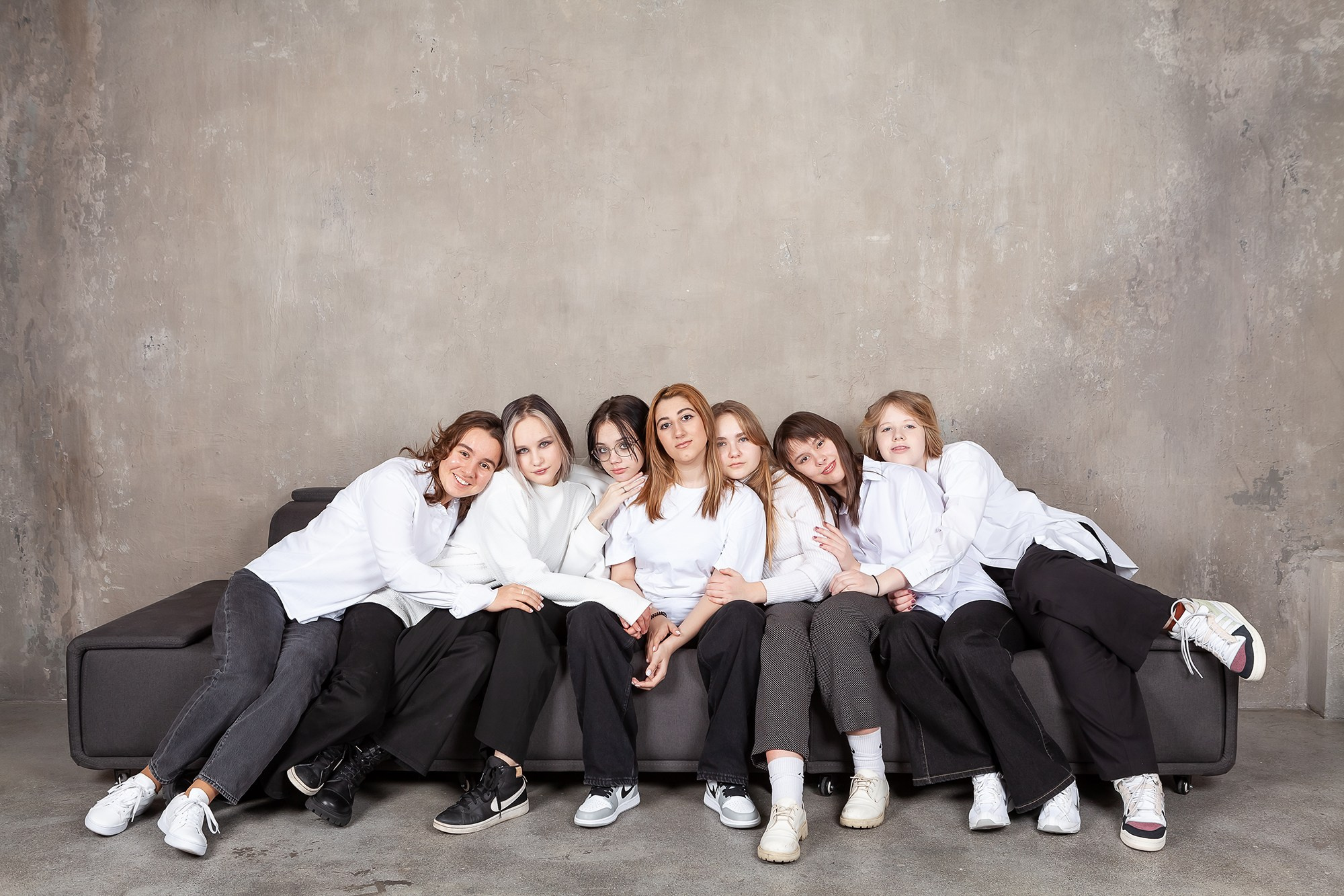 Подружки сидят на диване