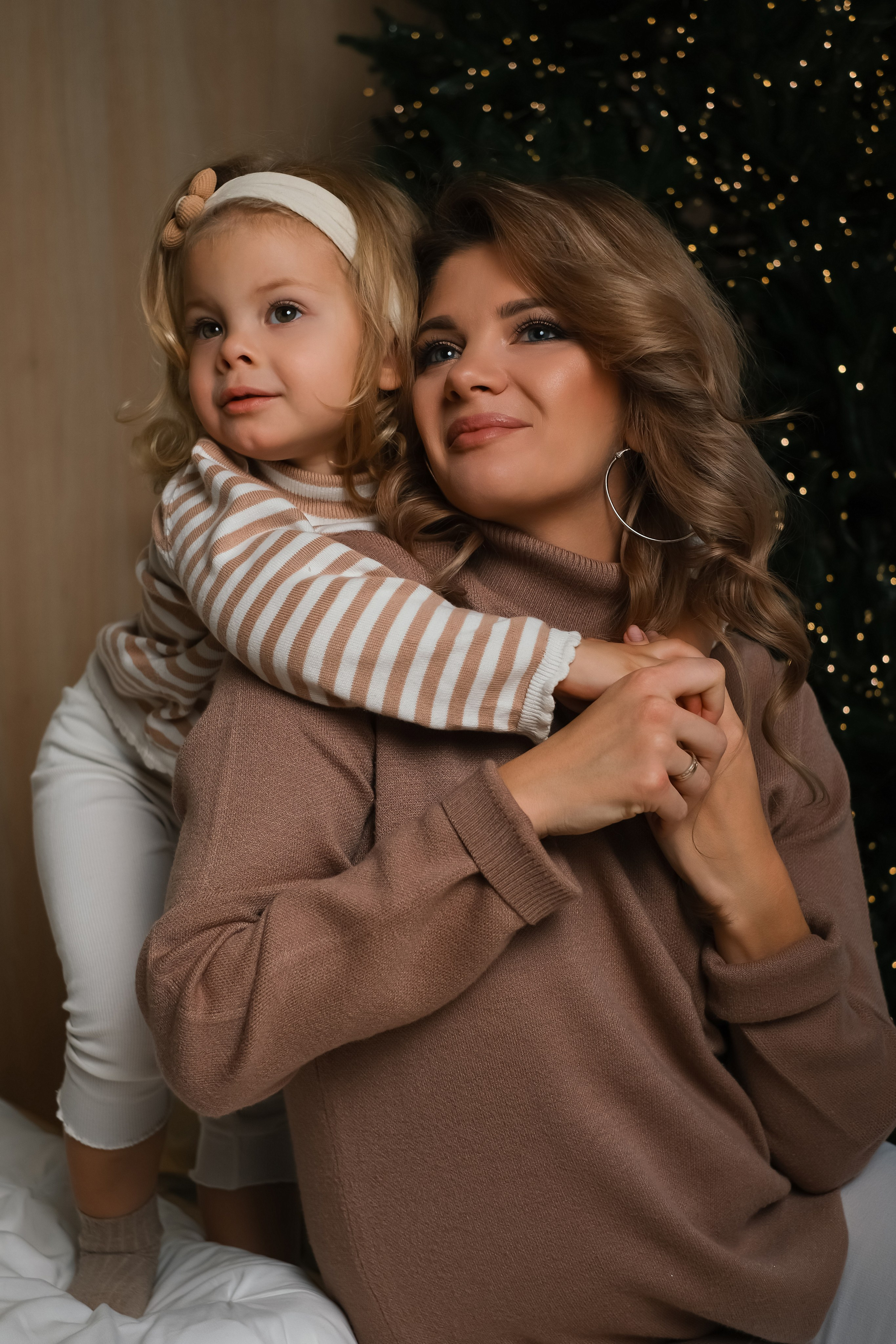 Новогодняя фотосессия, дочь и мама, любимые кадры, красота. Профессиональная фотосъемка в Крыму. Натуральные эмоции и живые кадры. Забронируйте дату прямо сейчас!