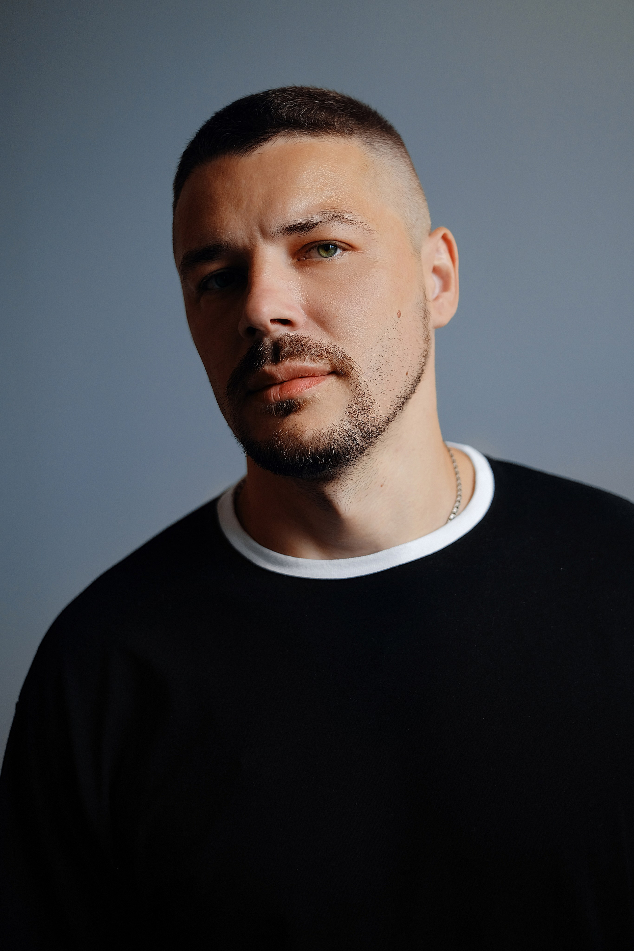 Бизнес портрет, контент-фотограф. Профессиональная фотосъемка в Крыму. Натуральные эмоции и живые кадры. Забронируйте дату прямо сейчас!