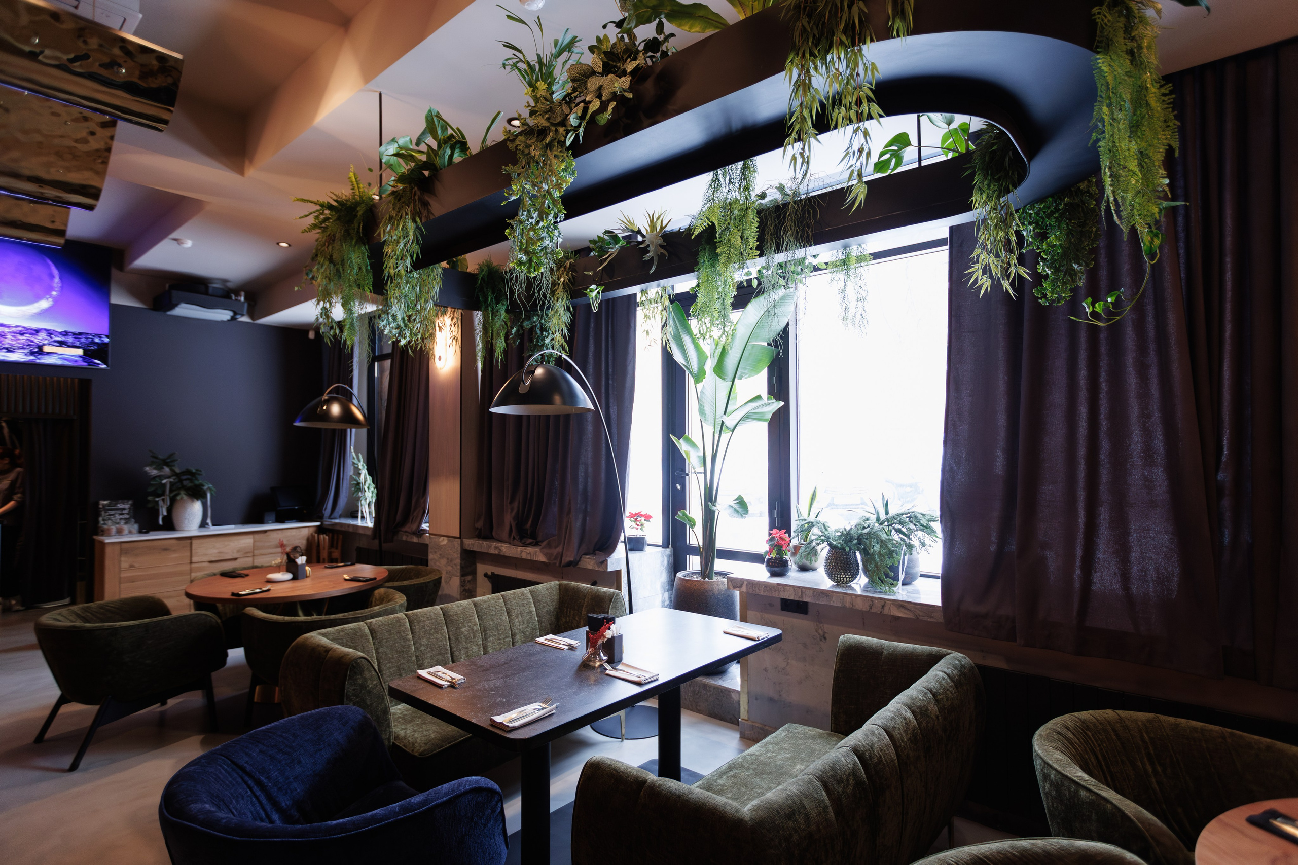 Фотограф для интерьерной съемки ресторана. Контент для бизнеса в Екатеринбурге Полдень Медиа