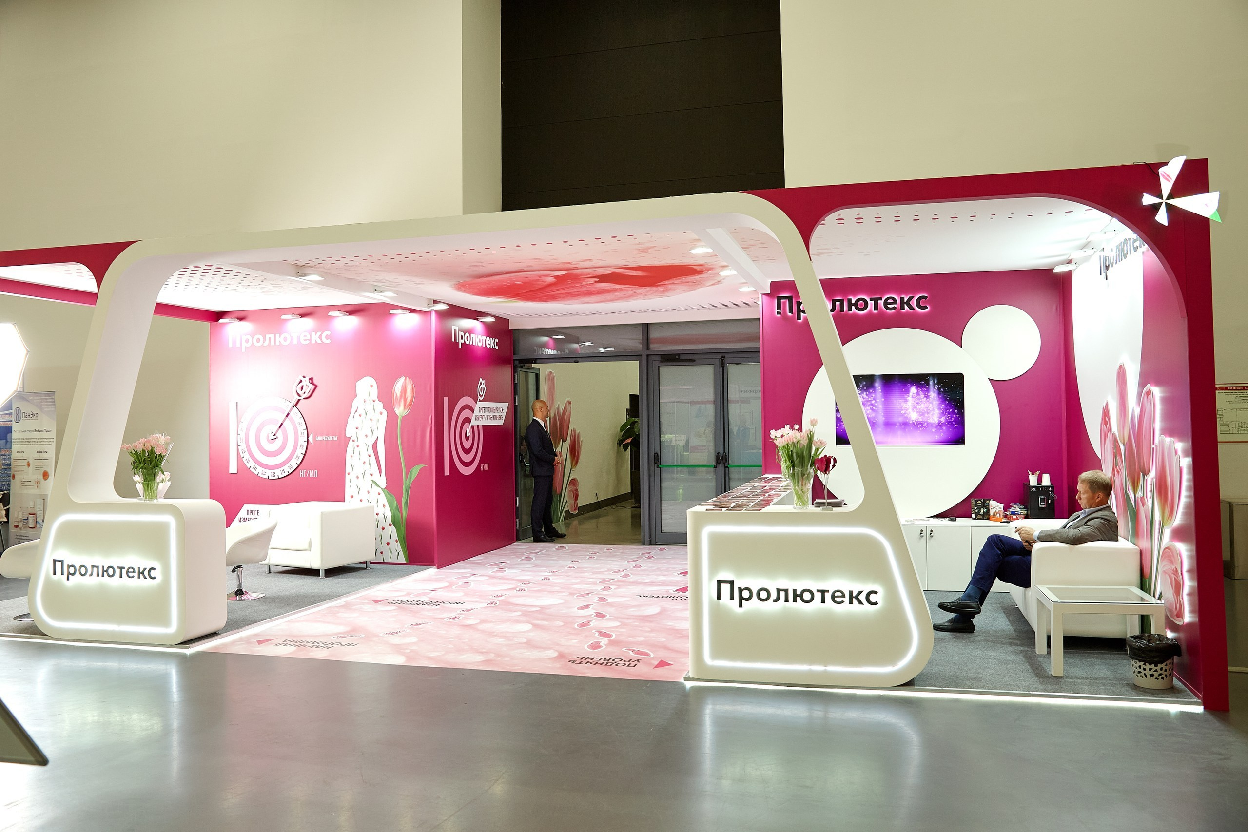 Стенд компании Angelini Pharma / Конференция РАРЧ 2023. Антон Артюшин, портретный фотограф. Москва