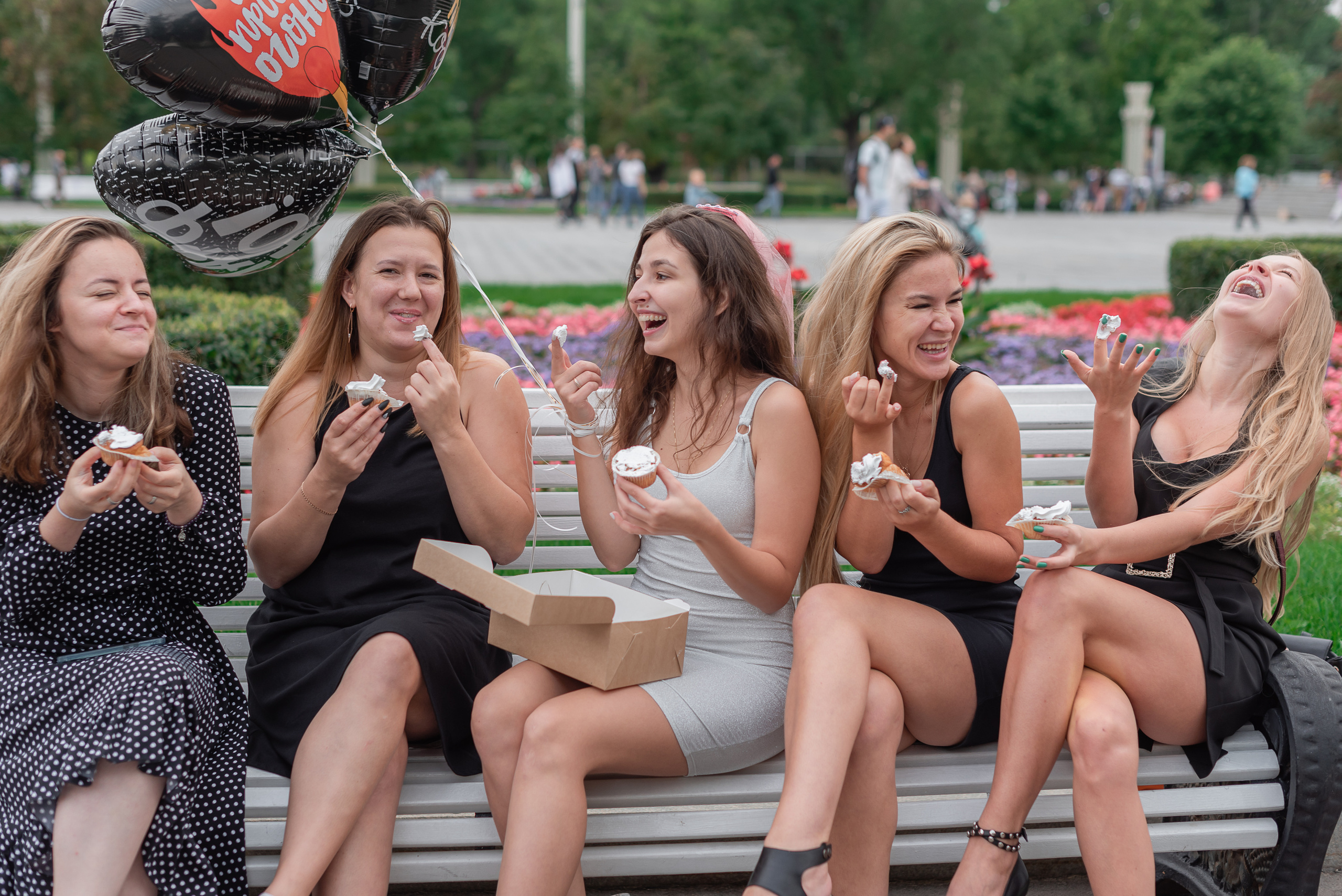 невеста с подружками едят пирожные смеются