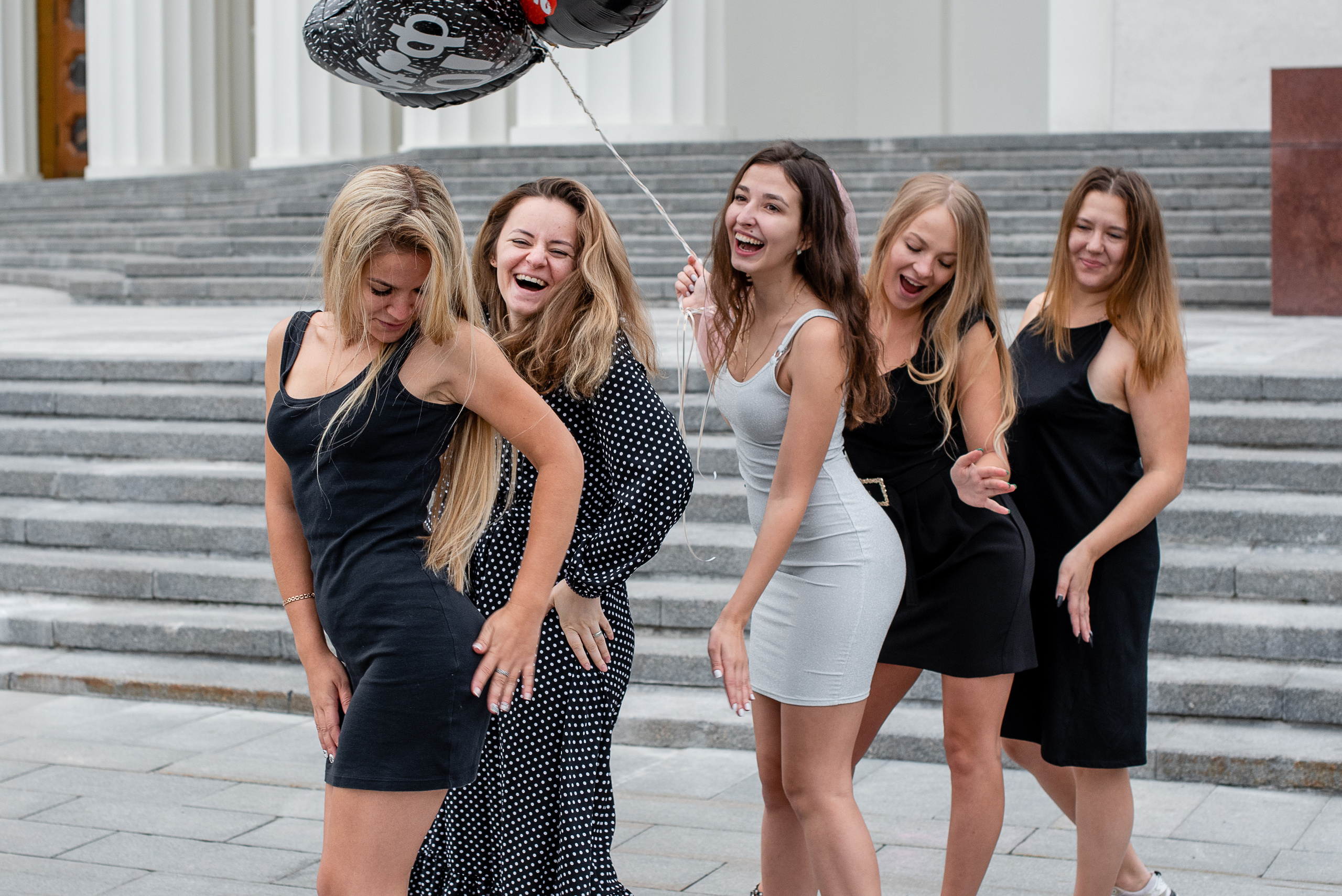 подружки невесты шлепают друга друг по попе на фотосессии