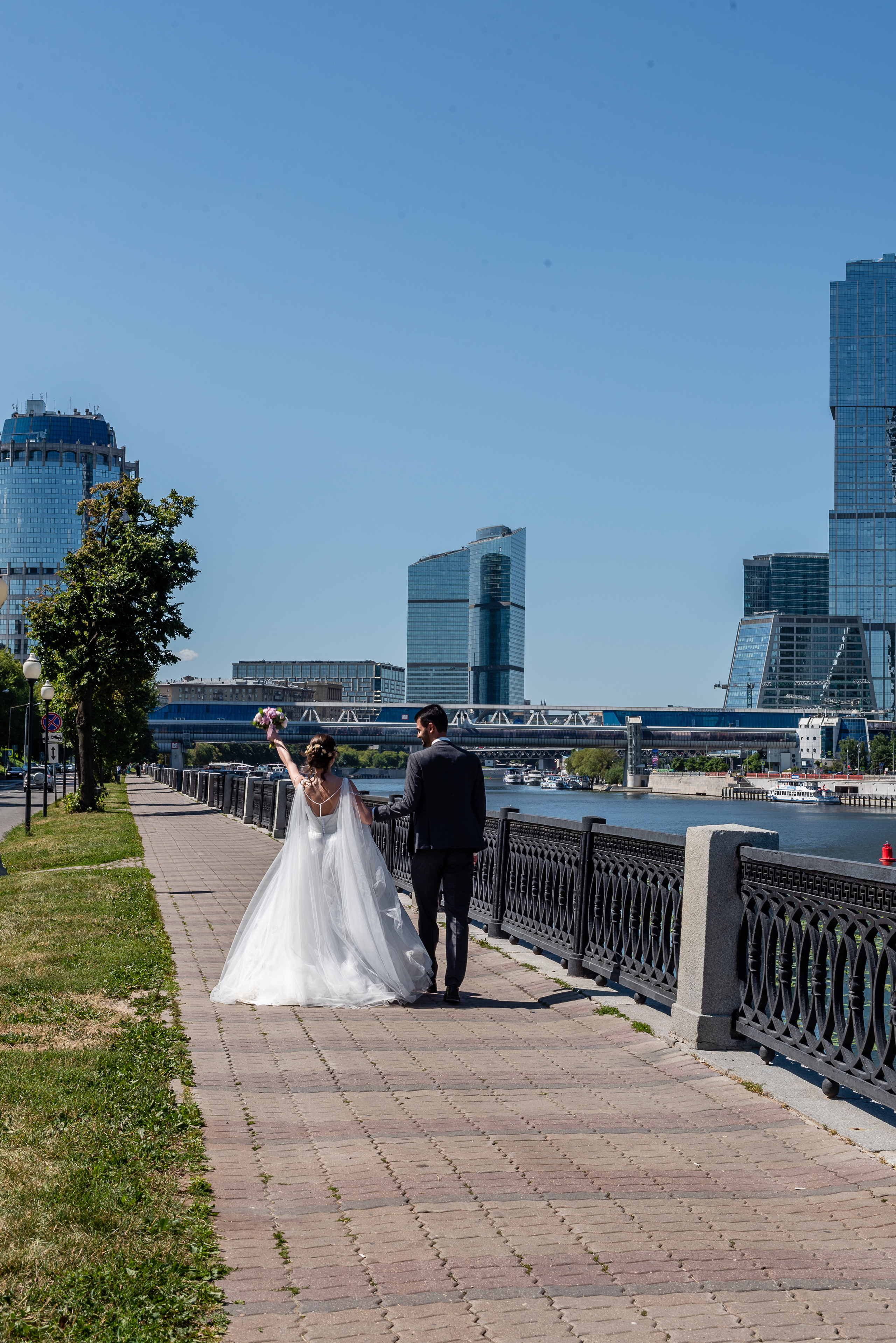 Свадебная фотосессия в парке атракционов, на яхте и рядом с Москва Сит. Свадебный фотограф в Москве и Московской области Елена Четоркина