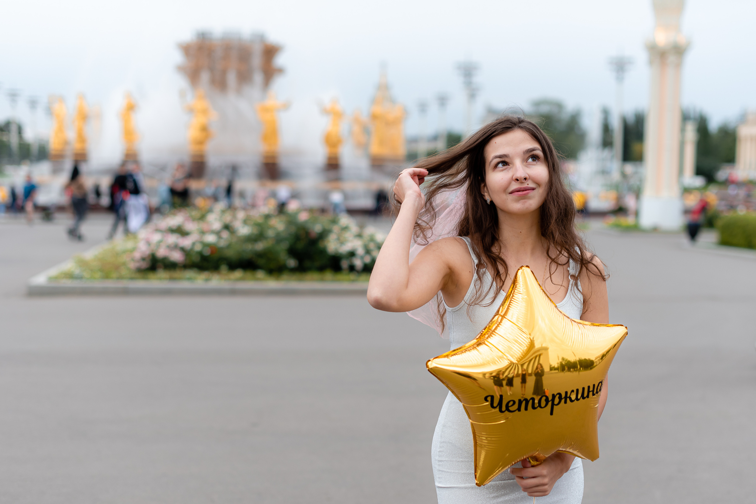 портрет невесты на фоне фонтанов ВДНХ с шариком