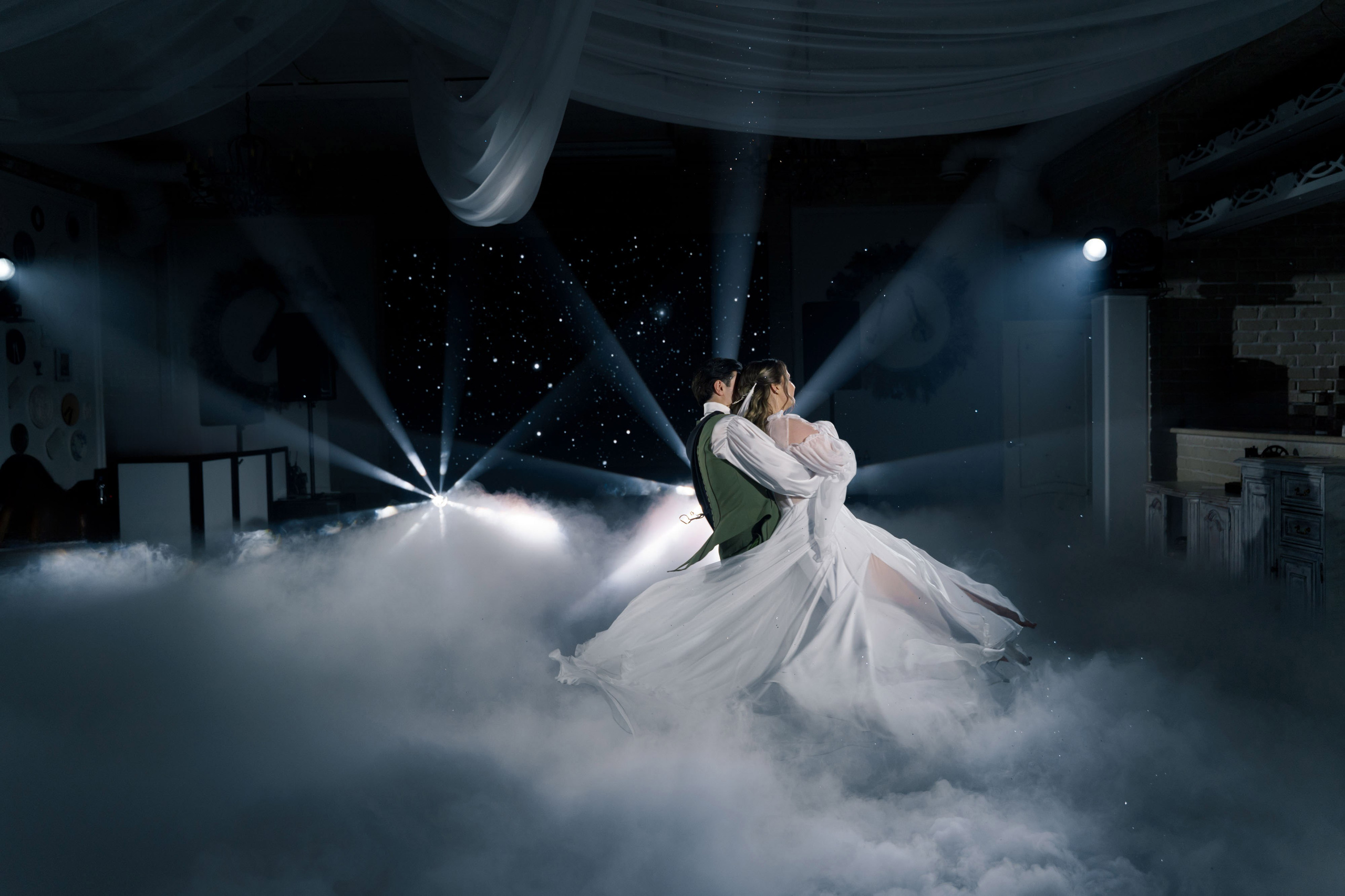 фотосессия свадебного банкета танец невесты и жениха