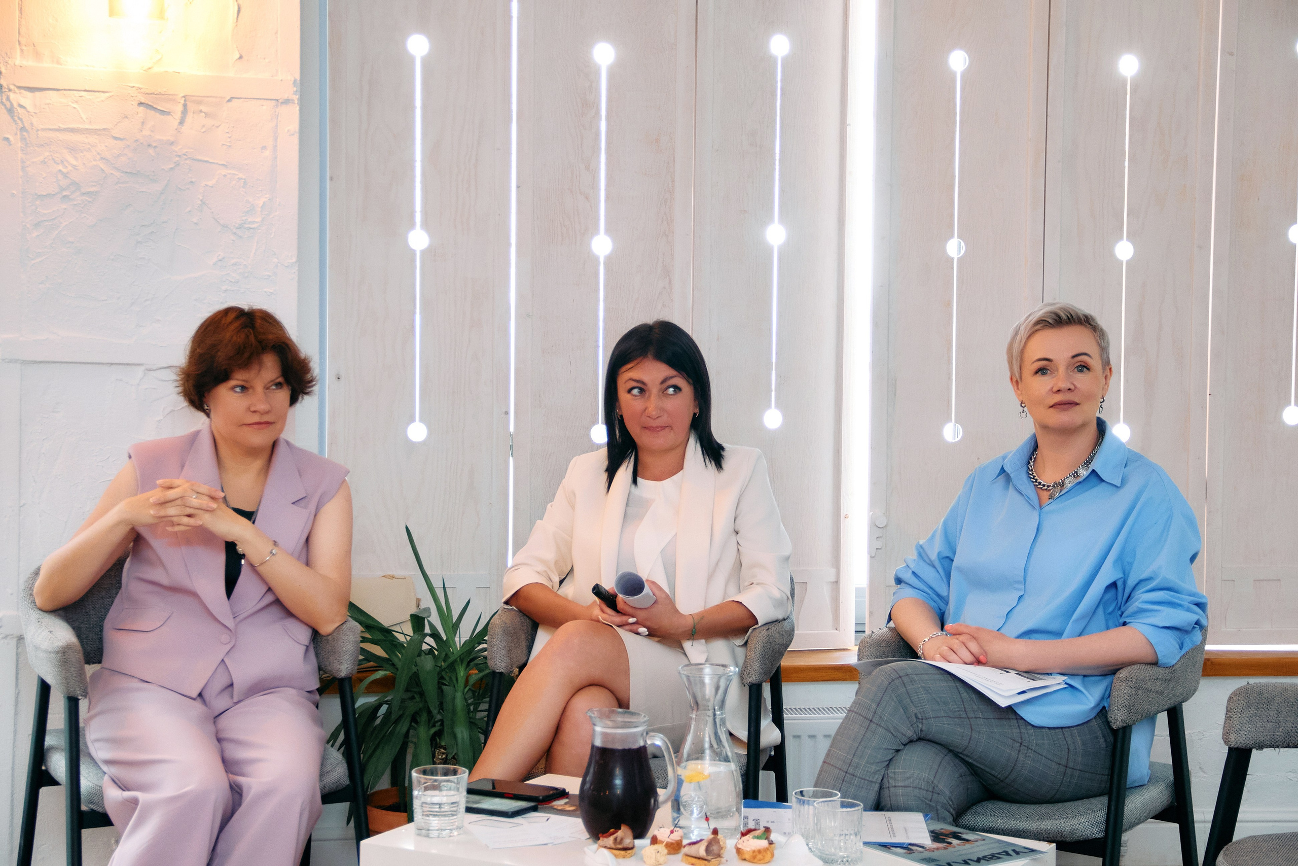 Деловой разговор «Перспективы инвестиций в 2024 году». Фотограф в Смоленске Ася Польшина