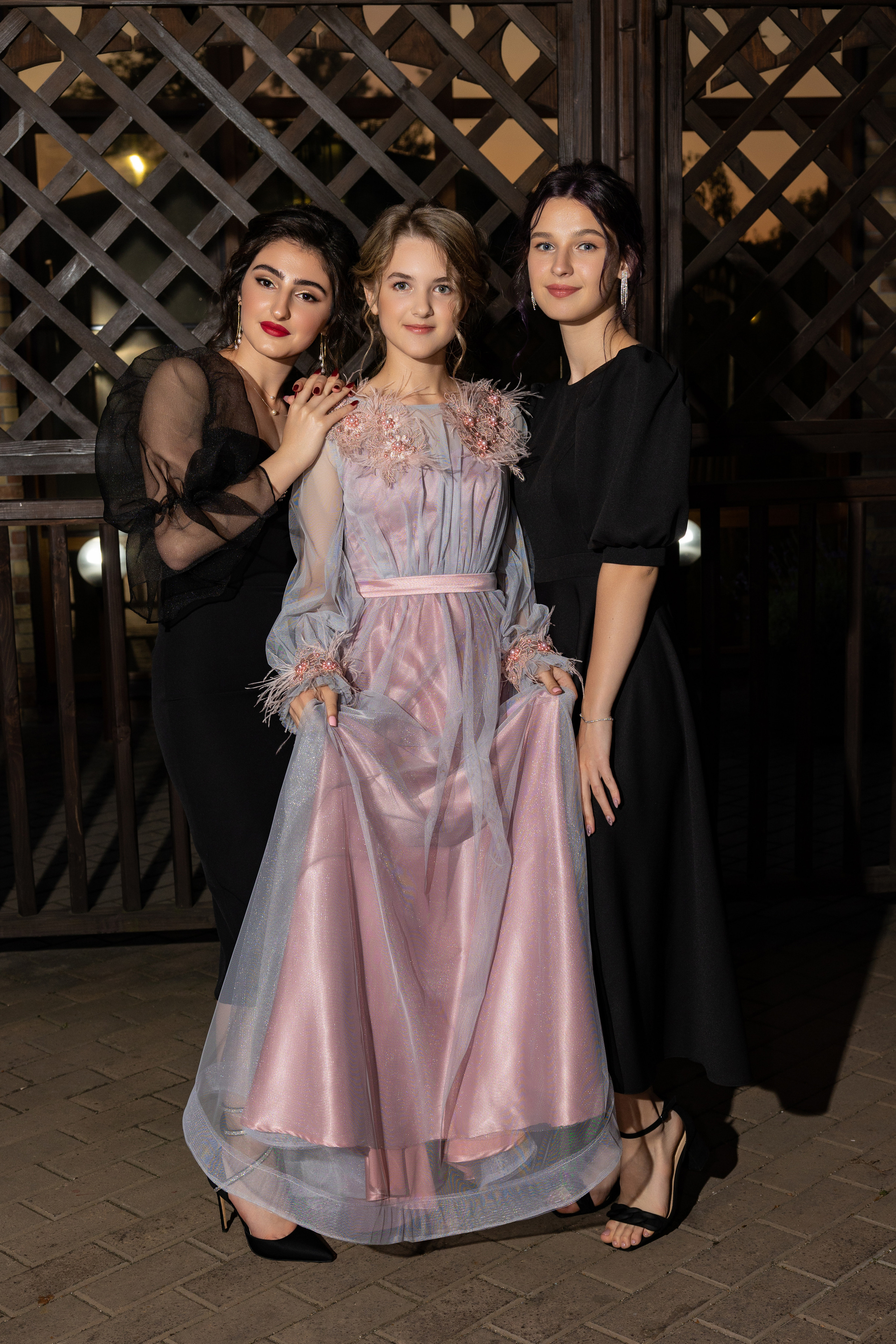 Школьный выпускной. Видеосьемка, фотосьемка свадеб, юбилеев, утренников в Краснодарском кр