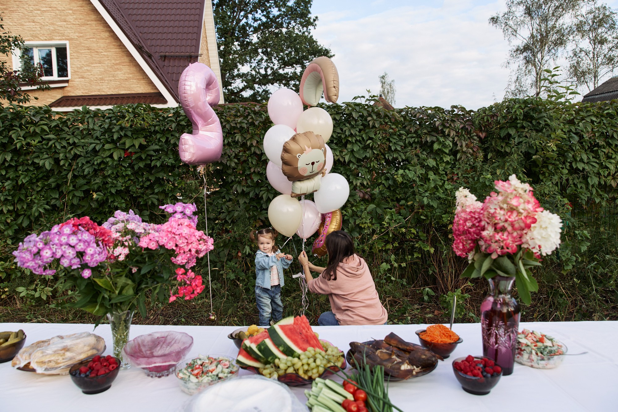 Фотограф на детский день рождения в Москве и Подмосковье: репортажная съемка живых эмоций на даче. Контентный и репортажный фотограф Виталий Кулешов | Москва