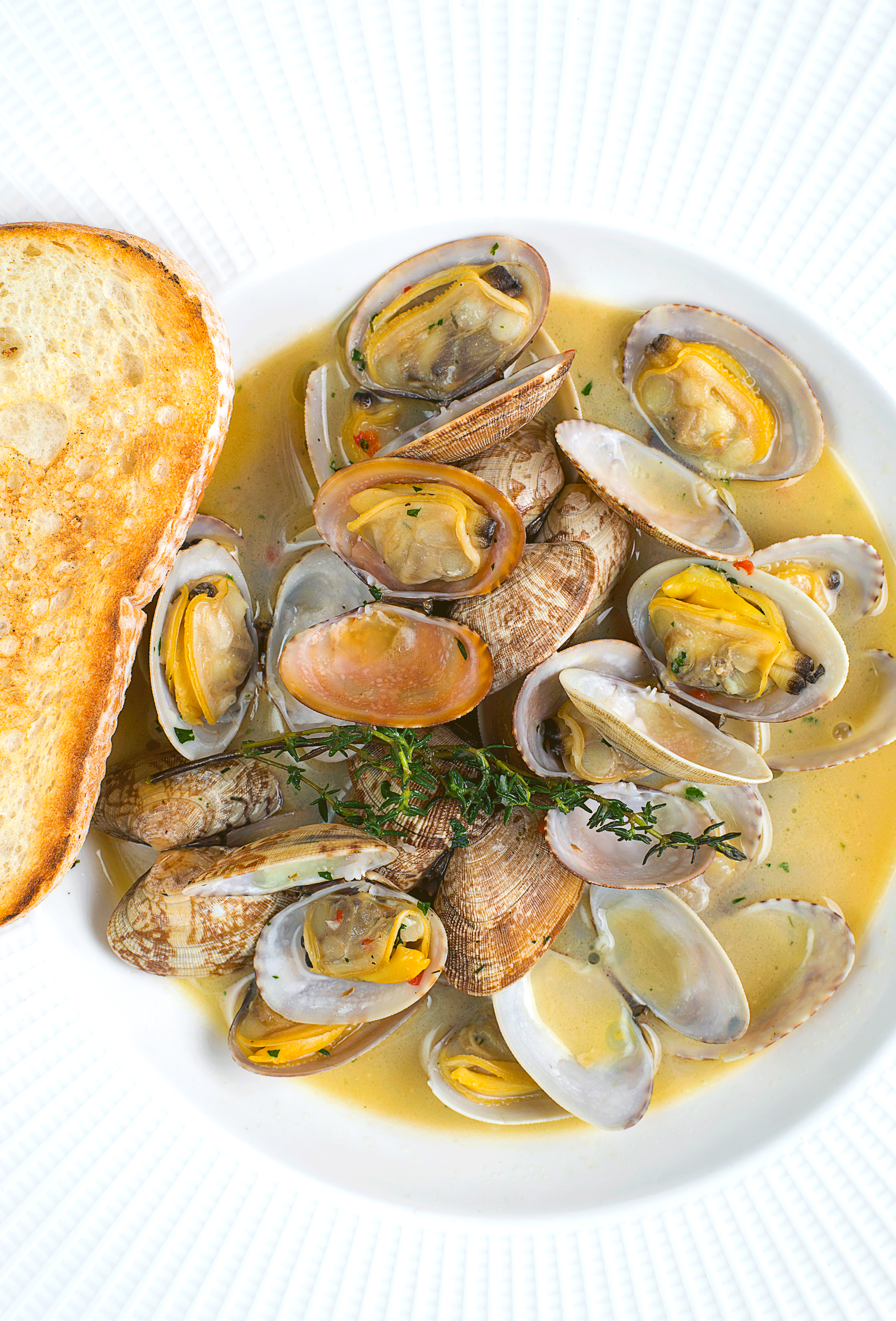 Вонголе с соусом и хлебом