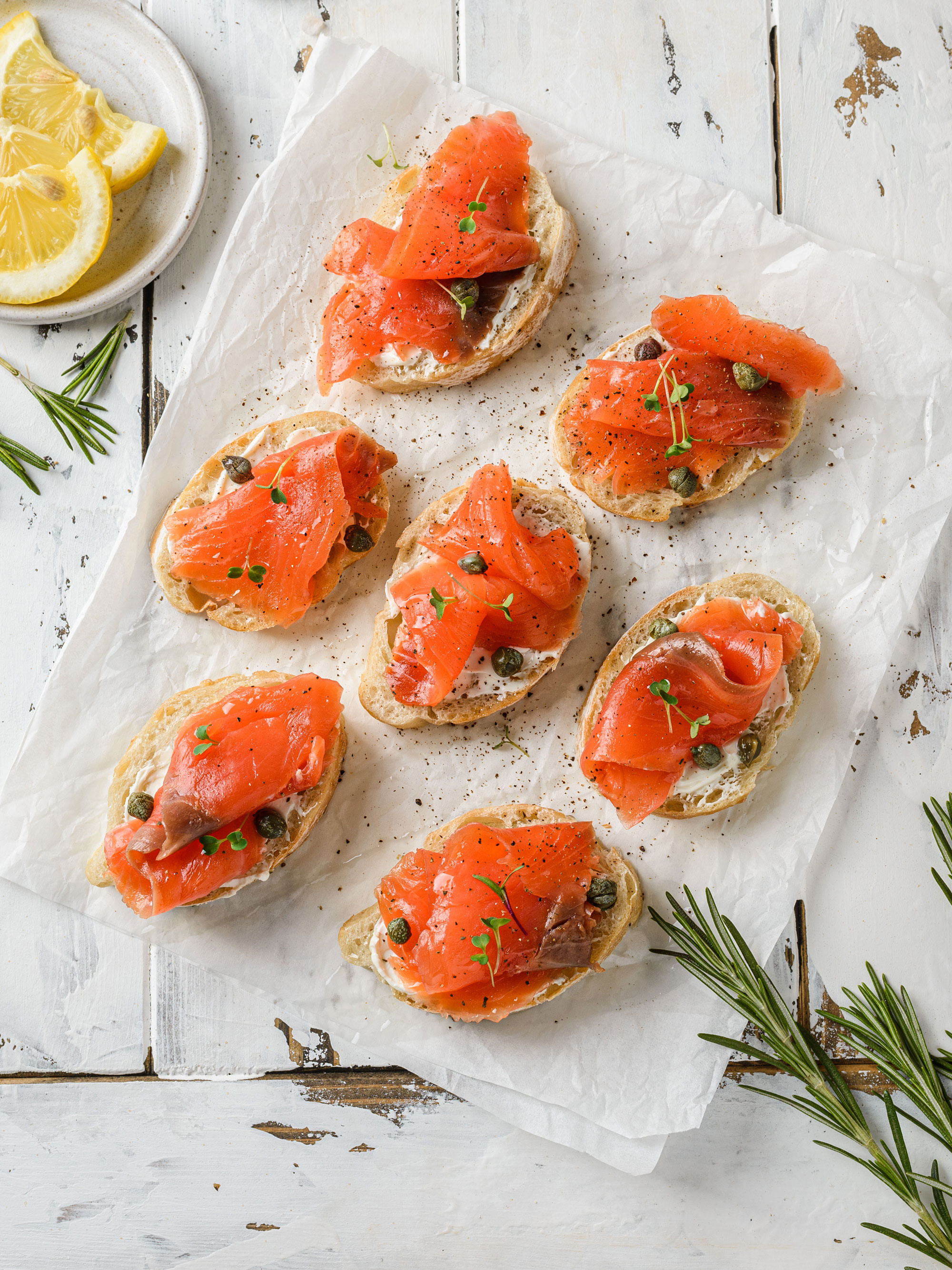 Брускетты с лососем