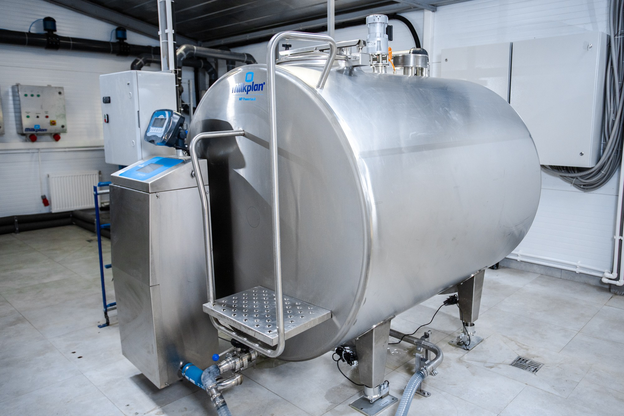 Оборудование хранения молока. Репортажный, промышленный и маркетплейс-фотограф Дмитрий Чернат