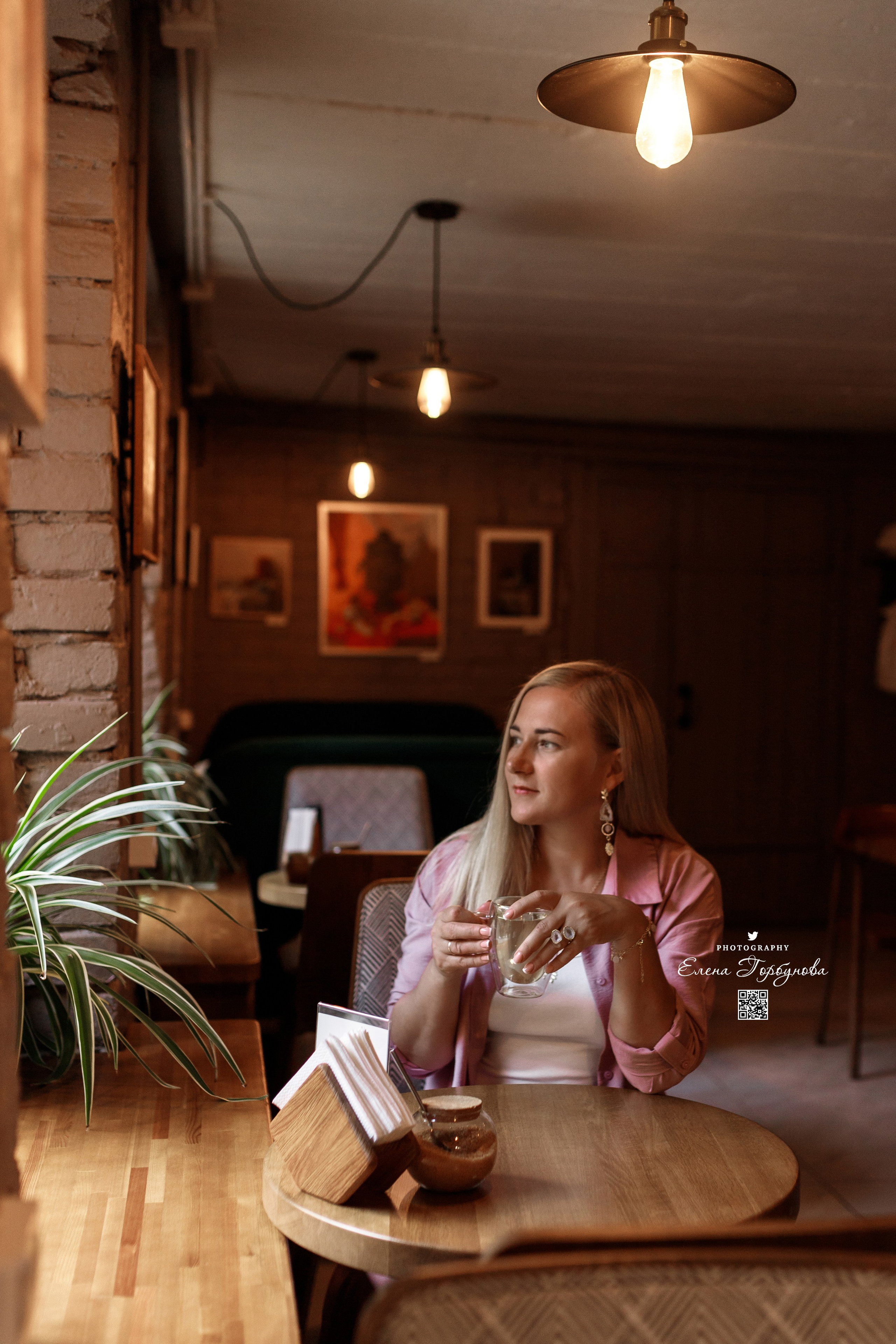 девушка силит в кафе и пьет чай