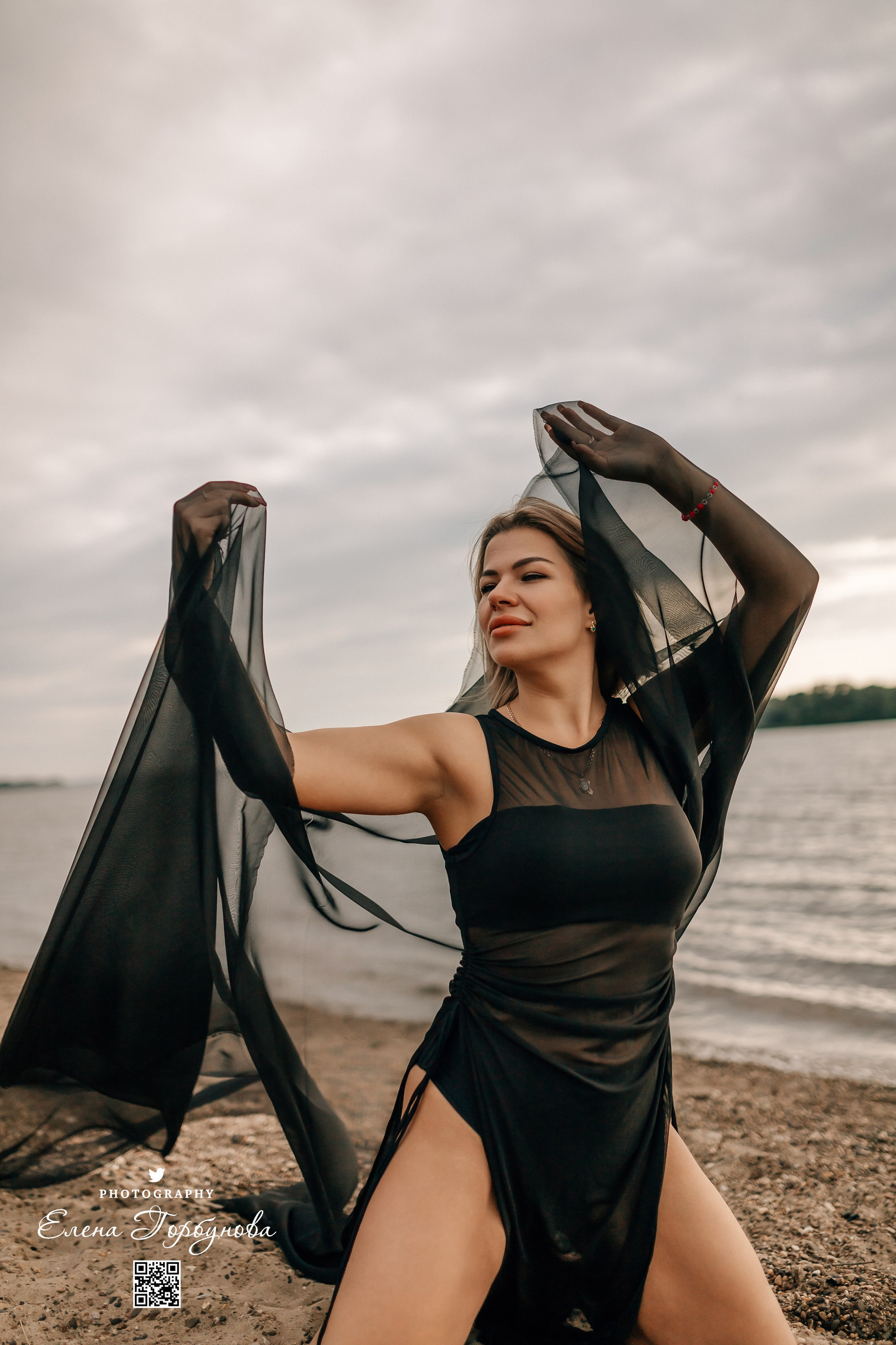 Черная серия с тканью. Набережная. Александра и Таисия. Июль 2025 г. Фотограф Пермь. Свадьбы. Семья и дети, школа, д. сад. Фотокниги