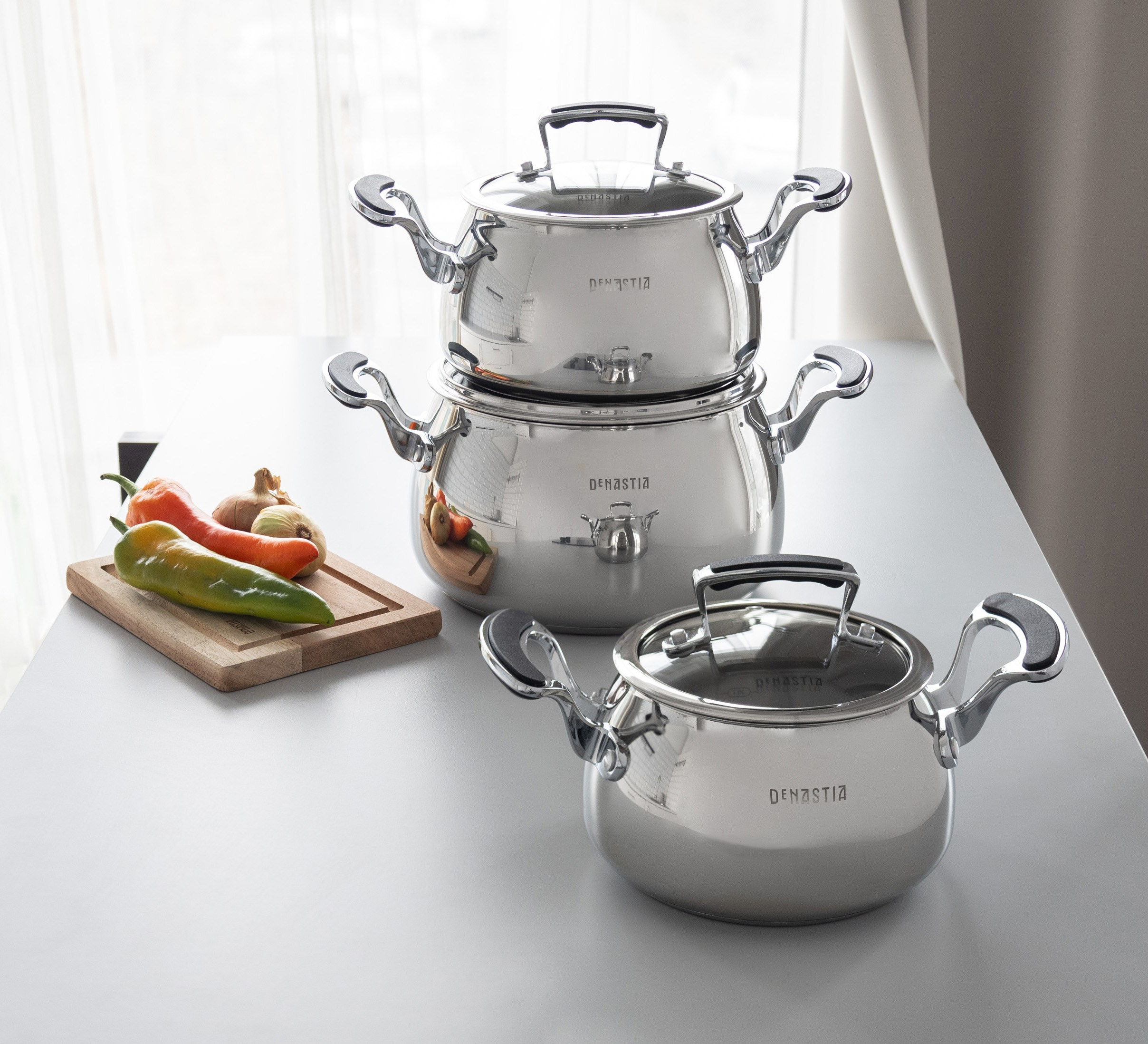 Набор блестящих кастрюль на кухне | Съемка для маркетплейса Wildberries