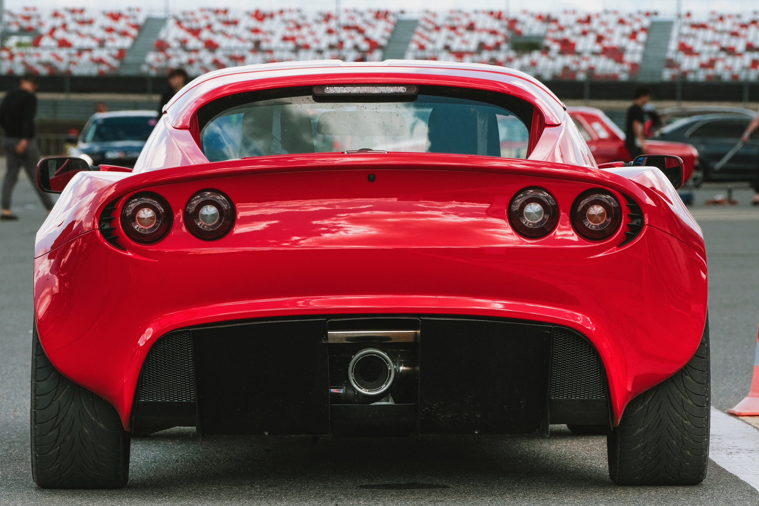 Автомобиль Lotus Elise на гоночной трассе Moscow RaceWay