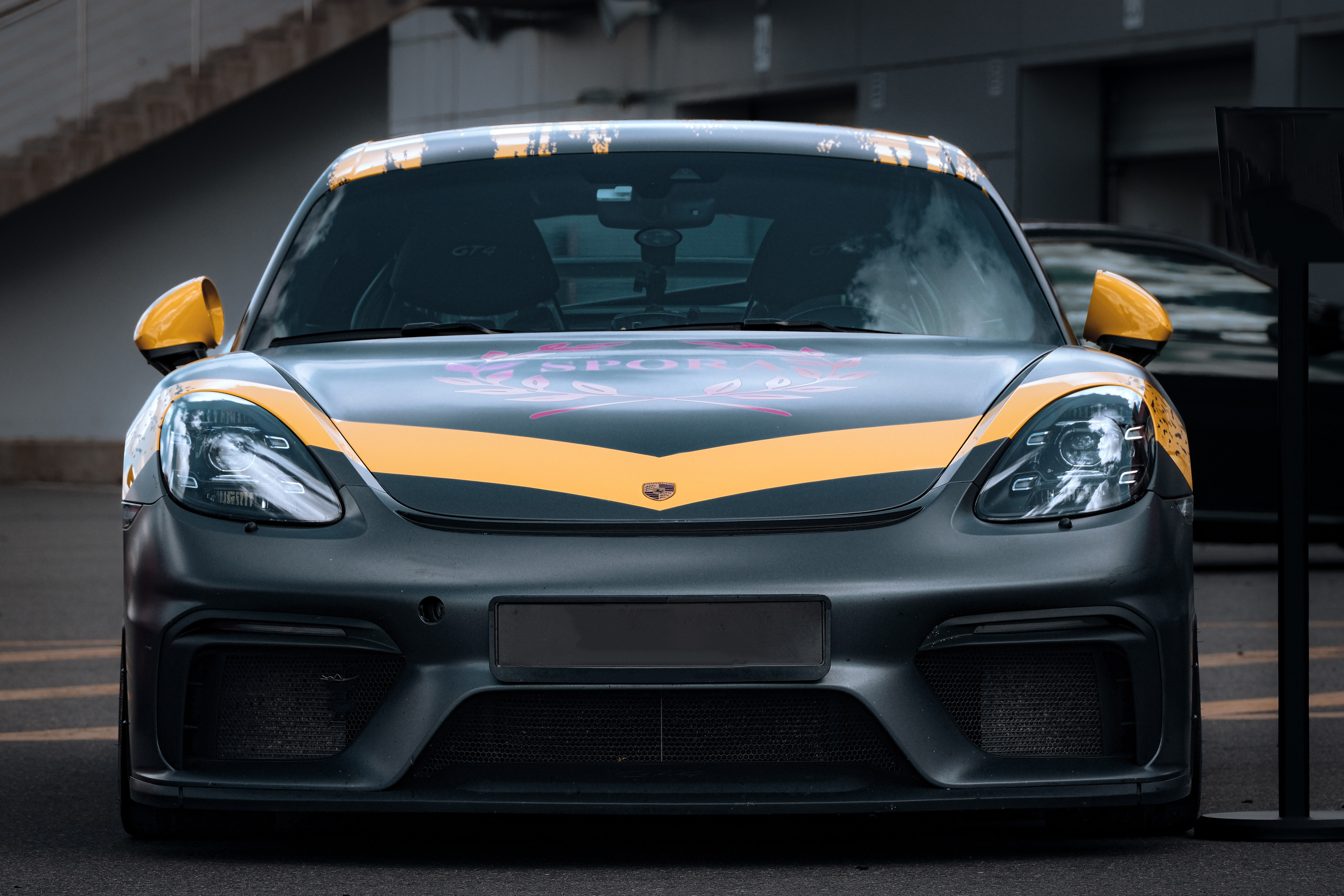 Автомобиль Porsche Cayman GT4 на гоночной трассе Moscow RaceWay