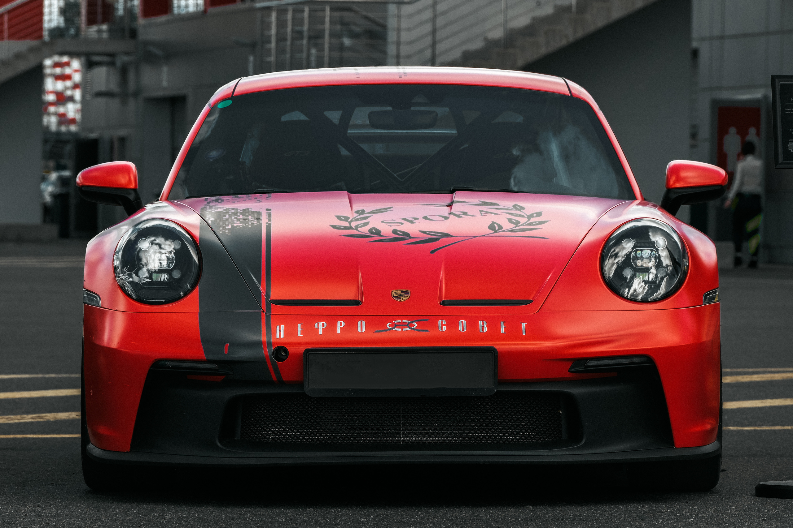 Автомобиль Porsche 911 GT3 на гоночной трассе Moscow RaceWay