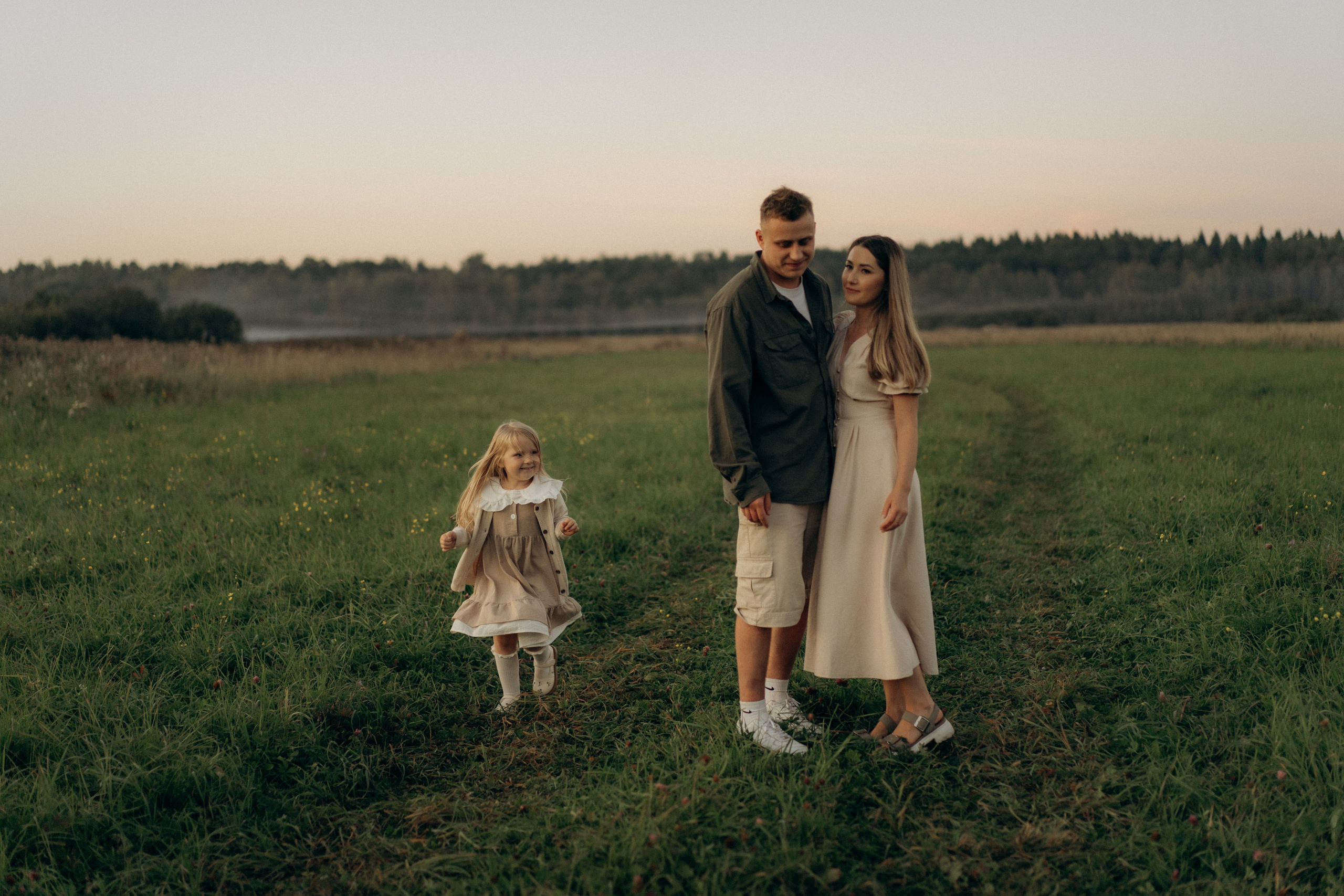 Летний вечер в поле. Семейный lifestyle фотограф в Москве Рената Рафикова