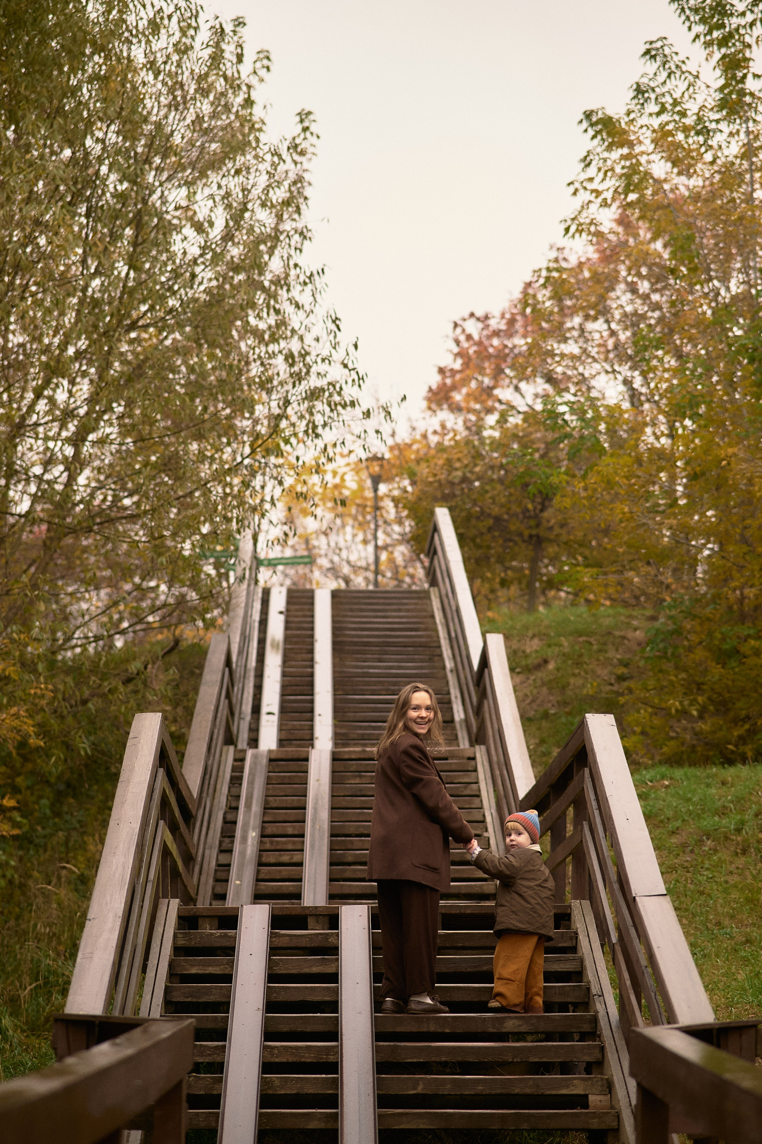 Света и Илюша под дождём. Семейный и свадебный lifestyle-фотограф в Москве Мария Петрова