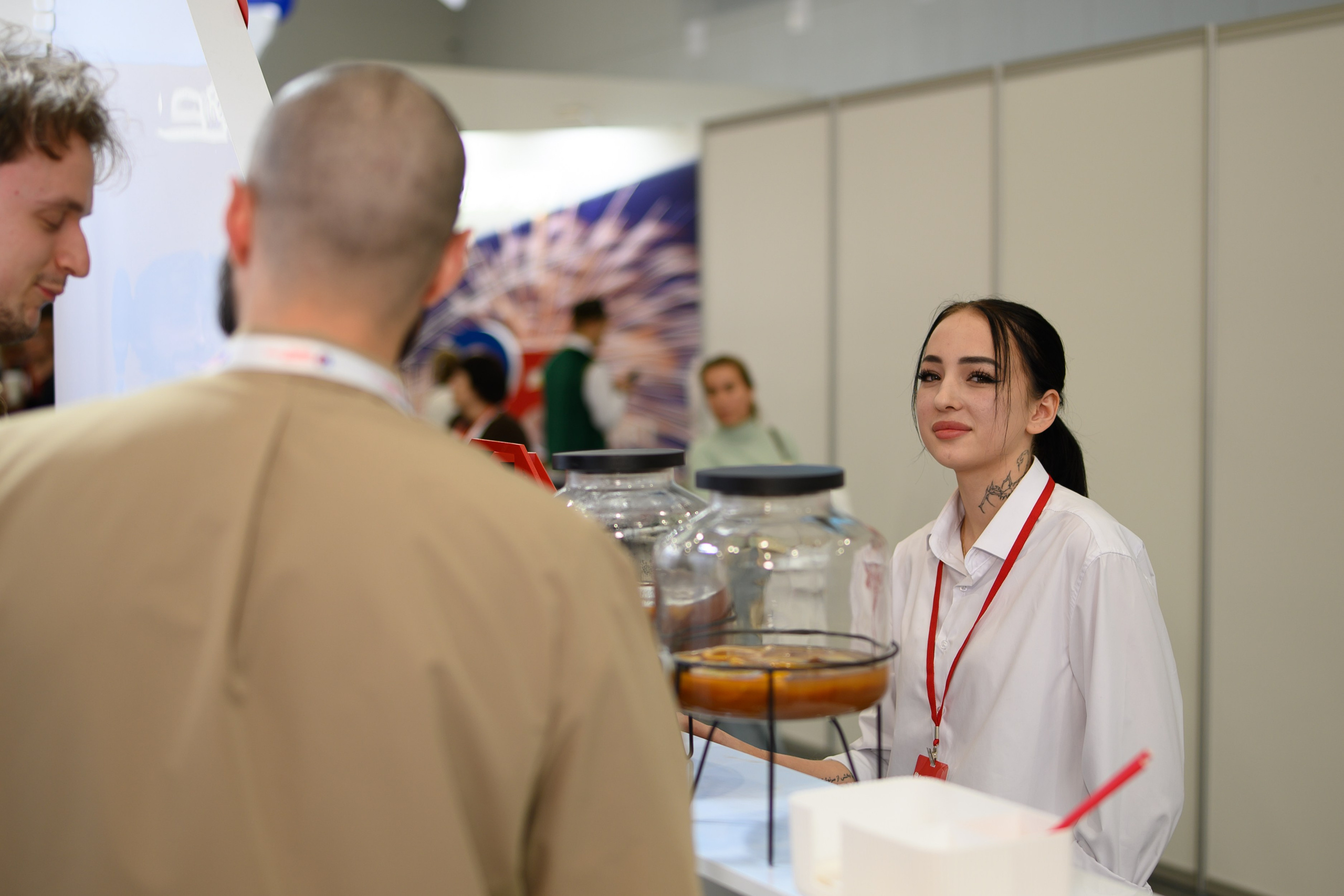 Репортажный фотограф из Казани фиксирует атмосферу общения участников Российского национального конгресса кардиологов в центре Казань Экспо