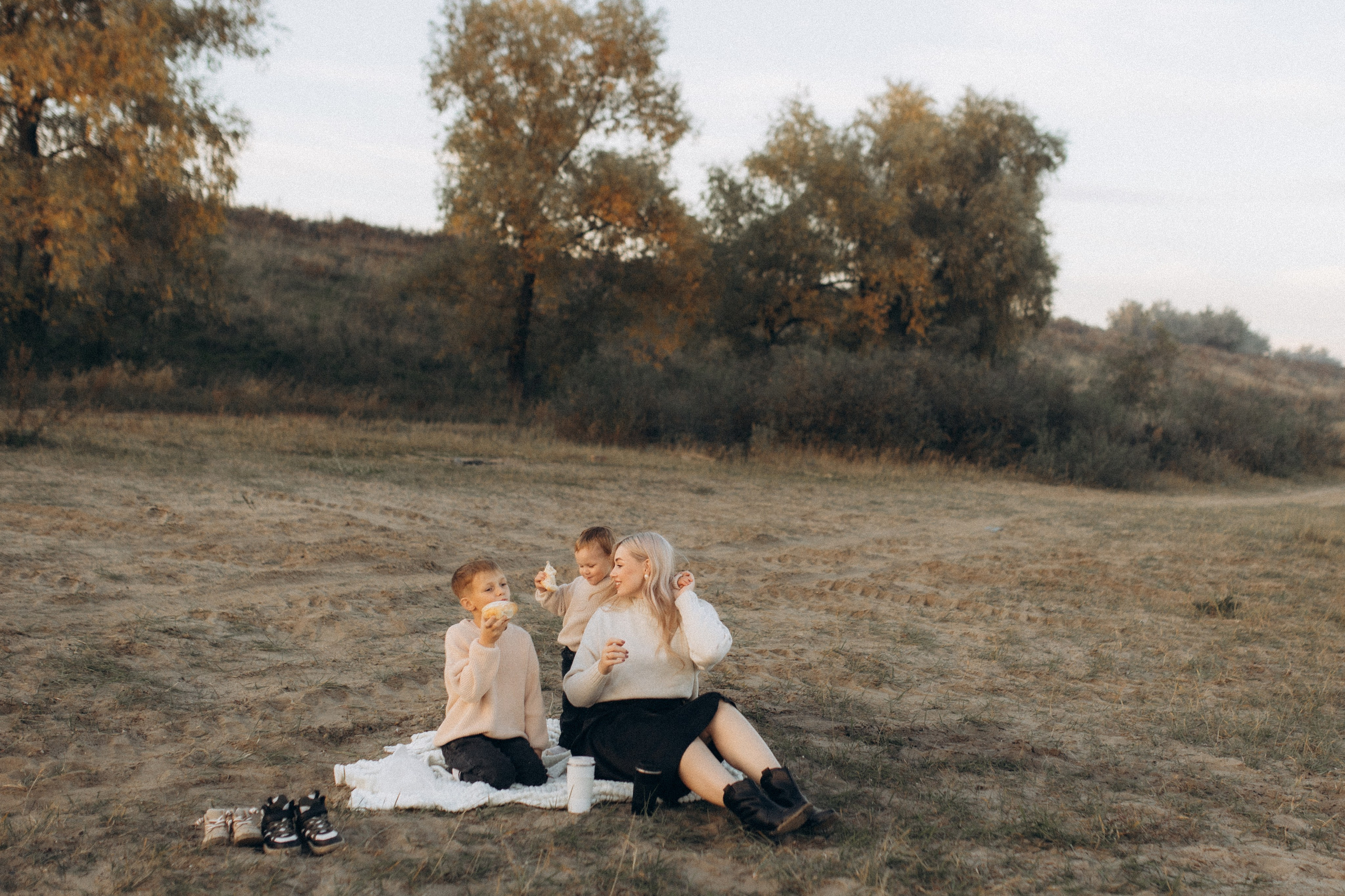 Альбина с сыновьями, сентябрь. Семейный фотограф lifestyle в Новосибирске Елена Шпилевая