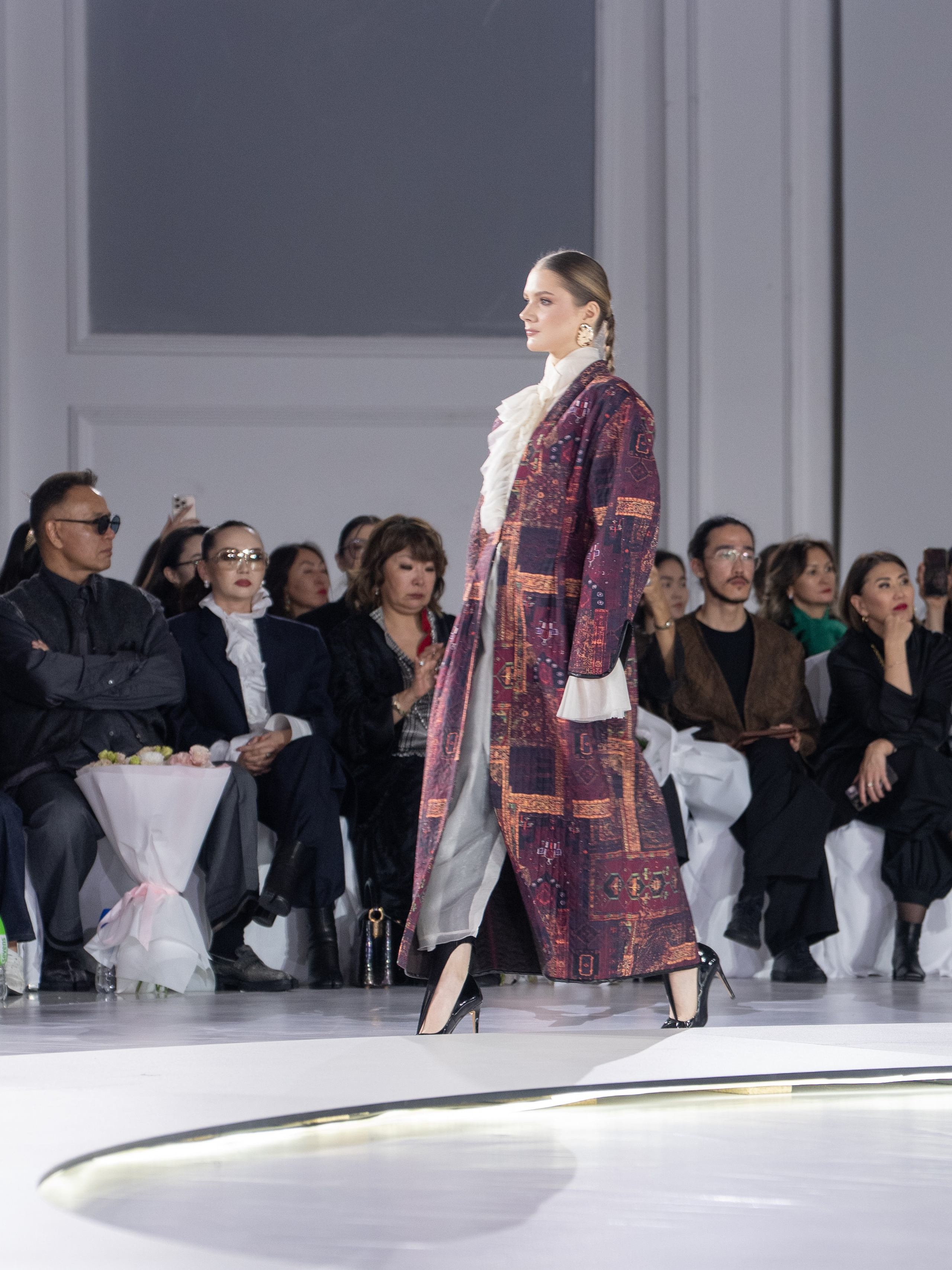 Дизайнер Aida Kaumenova. Сайт Алматинского НЮ АРТ, будуар и фэшн фотографа Дениса Карпенко