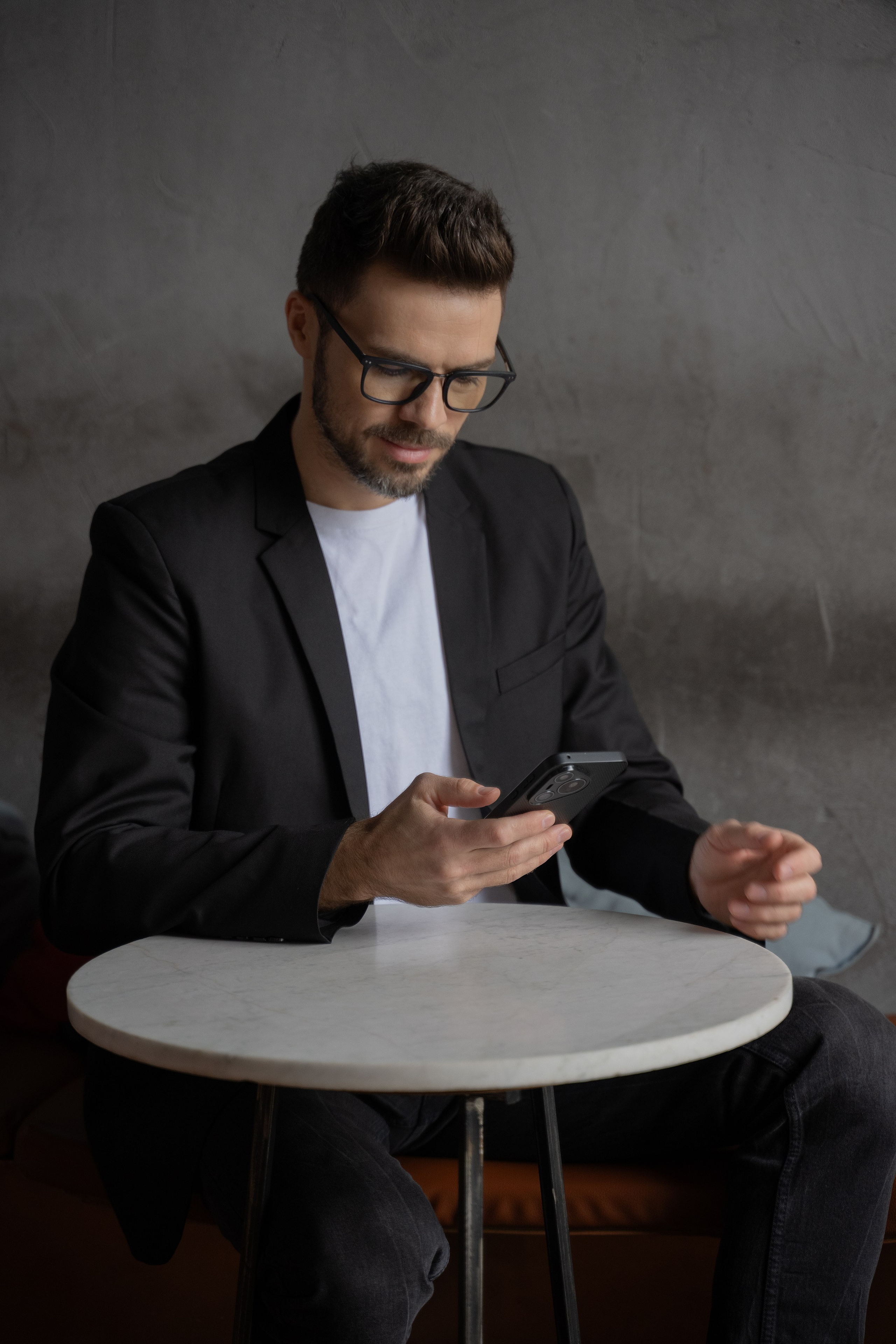 Красавчик в кафе. Главная