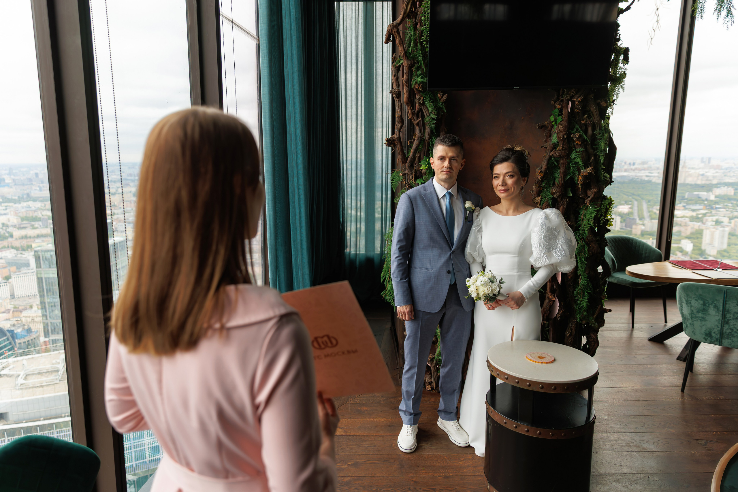 Свадебная фотосессия в библиотеке читальне им Пушкина. Свадебный фотограф Москва и МО Сергей Киржаев