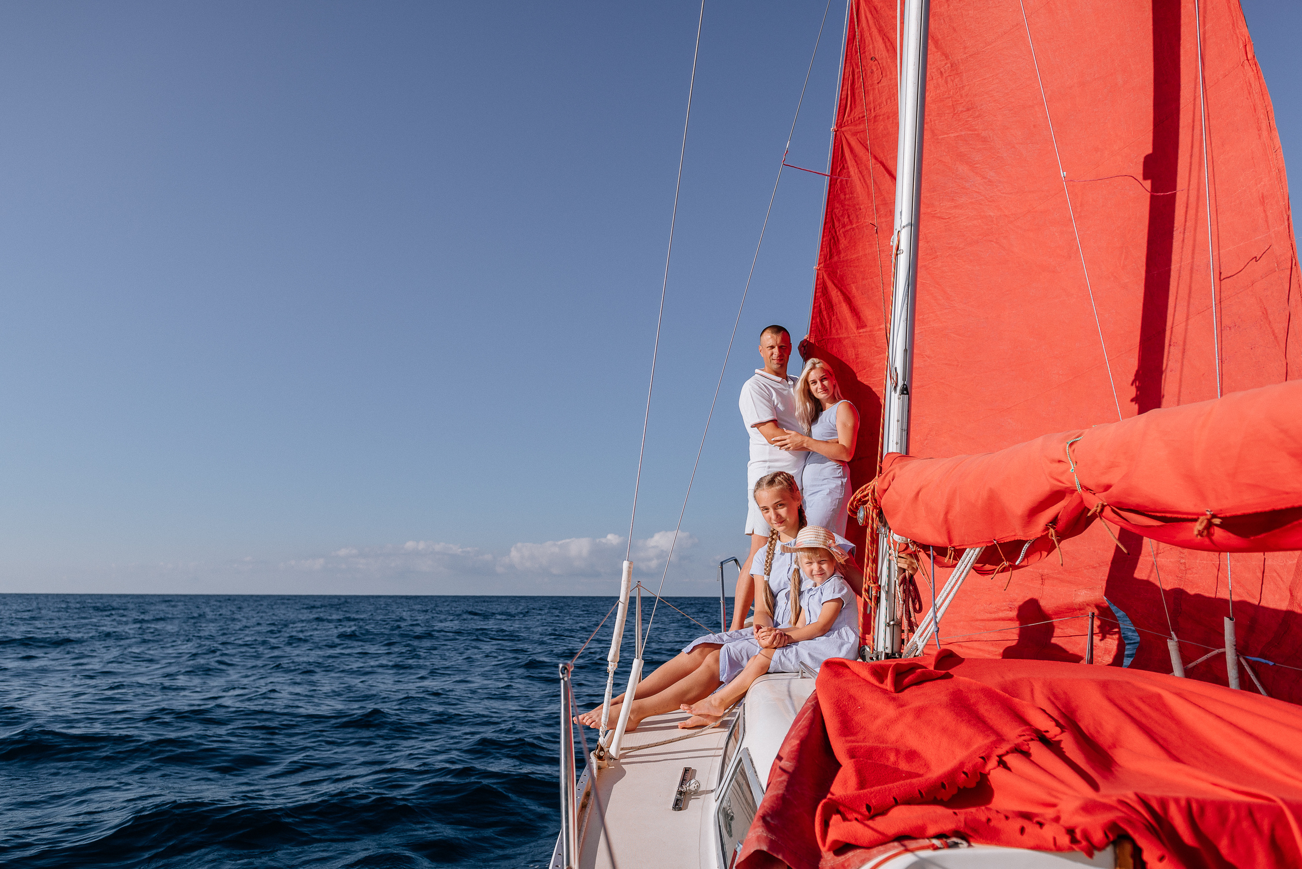 Family photoshoot on a sailboat Yacht. Fedor Lemeshko — Destination Wedding and Family Lifestyle photographer