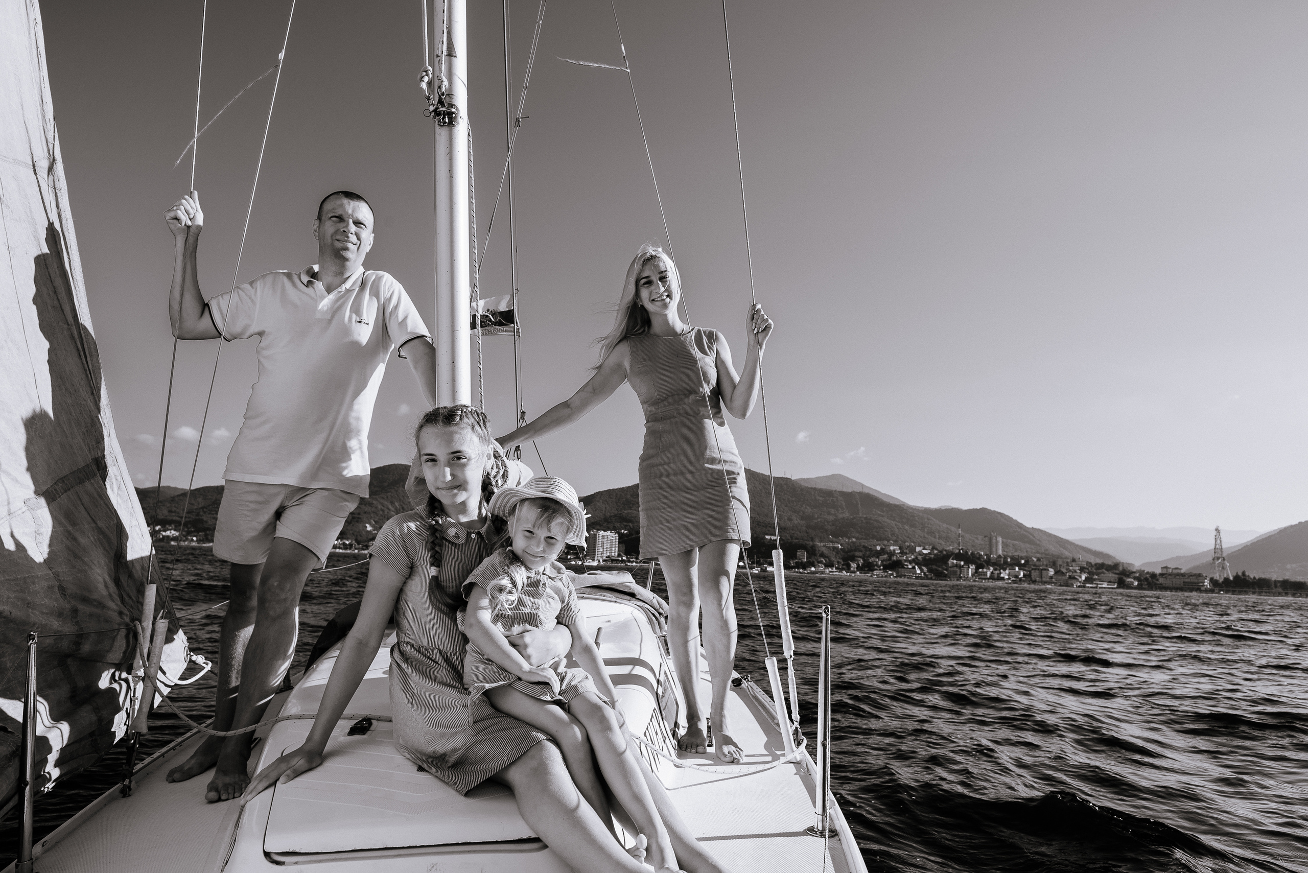 Family photoshoot on a sailboat Yacht. Fedor Lemeshko — Destination Wedding and Family Lifestyle photographer