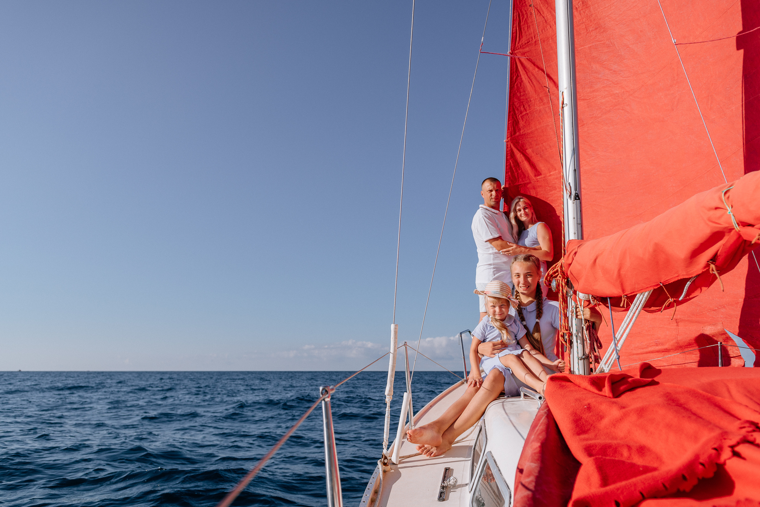 Family photoshoot on a sailboat Yacht. Fedor Lemeshko — Destination Wedding and Family Lifestyle photographer