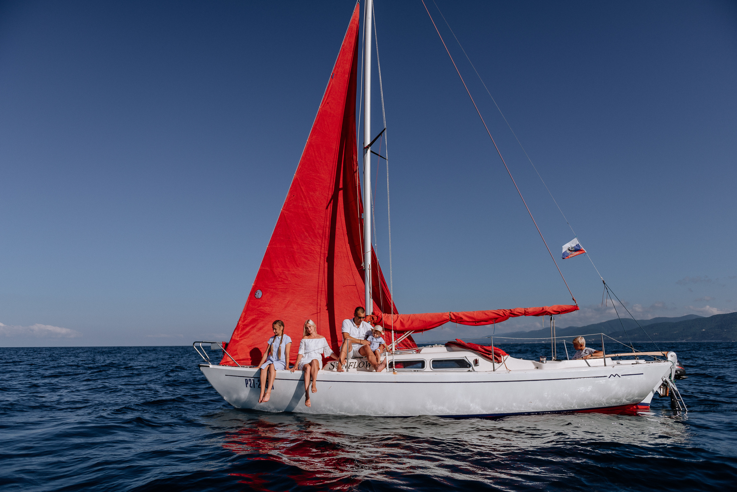 Family photoshoot on a sailboat Yacht. Fedor Lemeshko — Destination Wedding and Family Lifestyle photographer