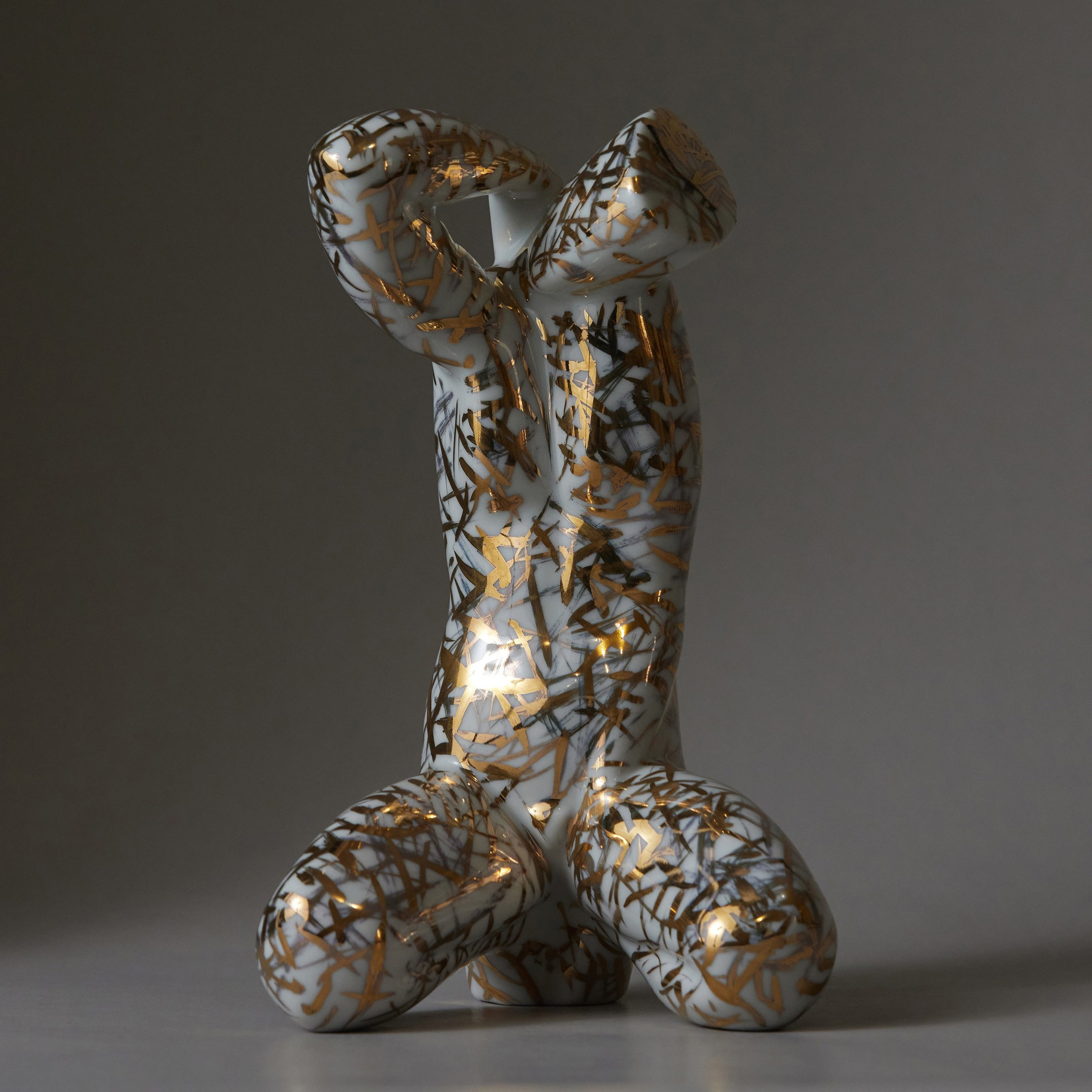 С добрым утром. Фарфор, золото. 2023.