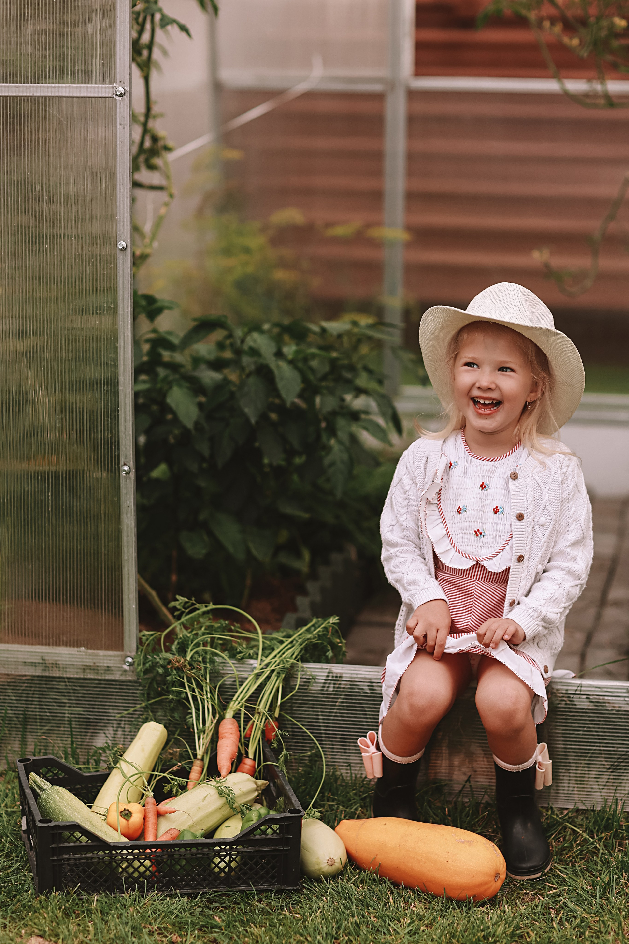 У дома. Семейный фотограф Тюмень, фотограф на роды Салмина Мария