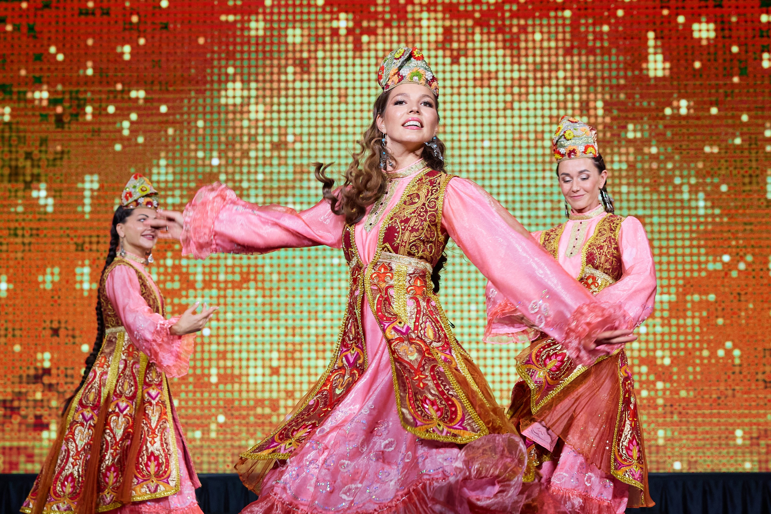 Миссис Татарстан. Мое имя Раиль. Я репортажный фотограф в Казани, так же мой любимый жанр — свадебный фотограф