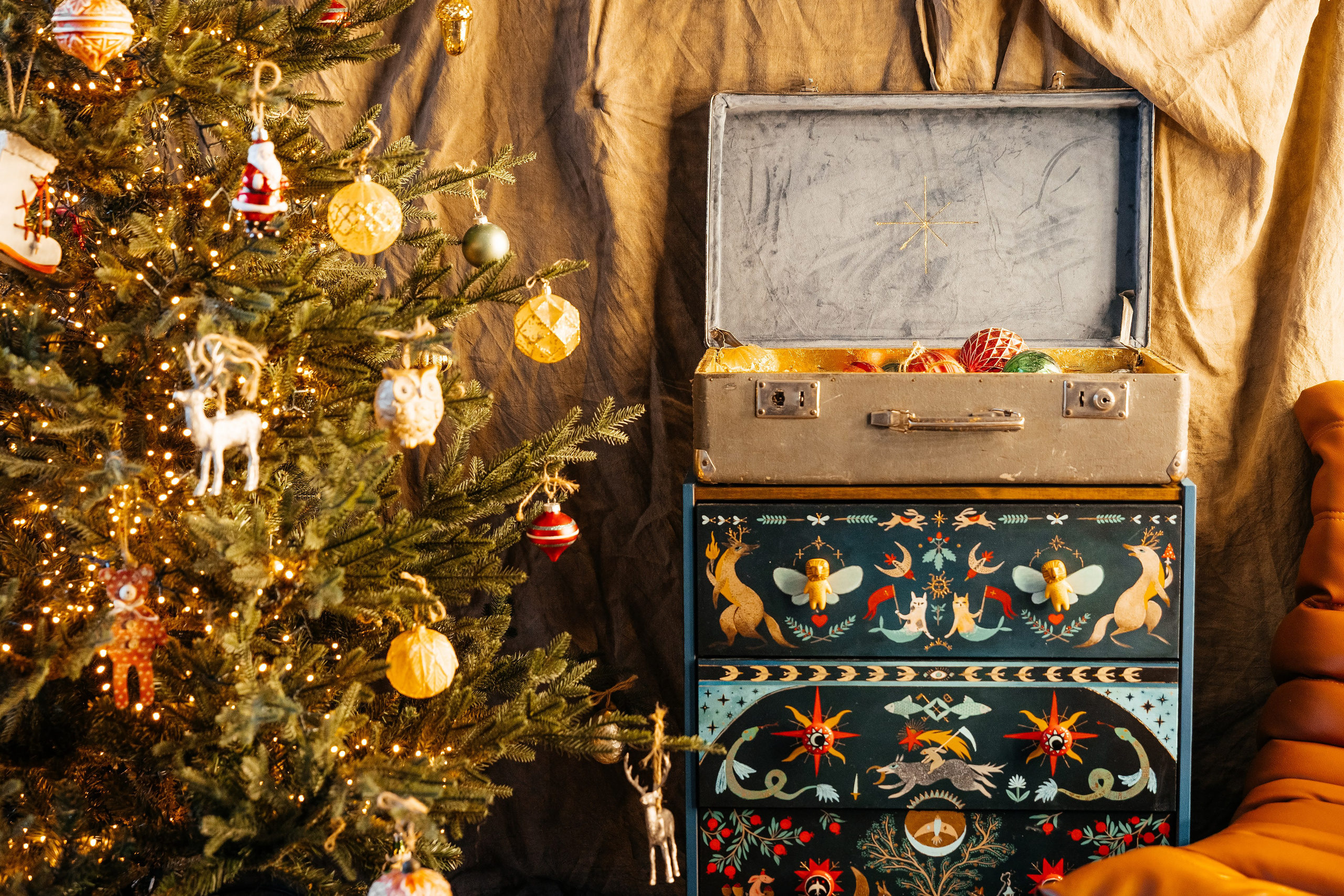 Творческая атмосфера фотостудии Питер в зале: Мастерская в Сургуте, идеально подойдёт для семейной или индивидуальной фотосессии