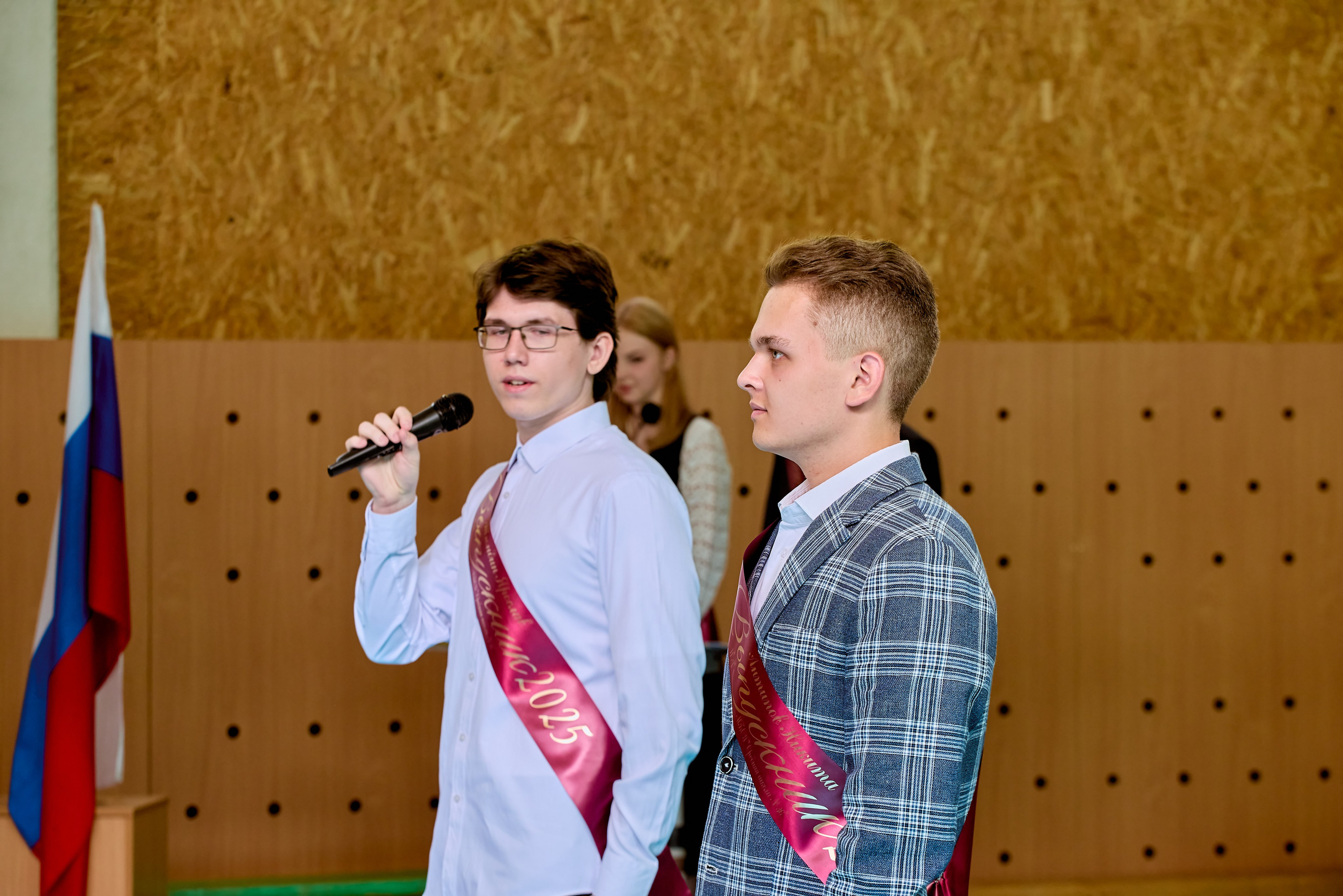 Светлая улыбка и надежда в глазах выпускников, фото Николая Голованова, г. Дзержинск.