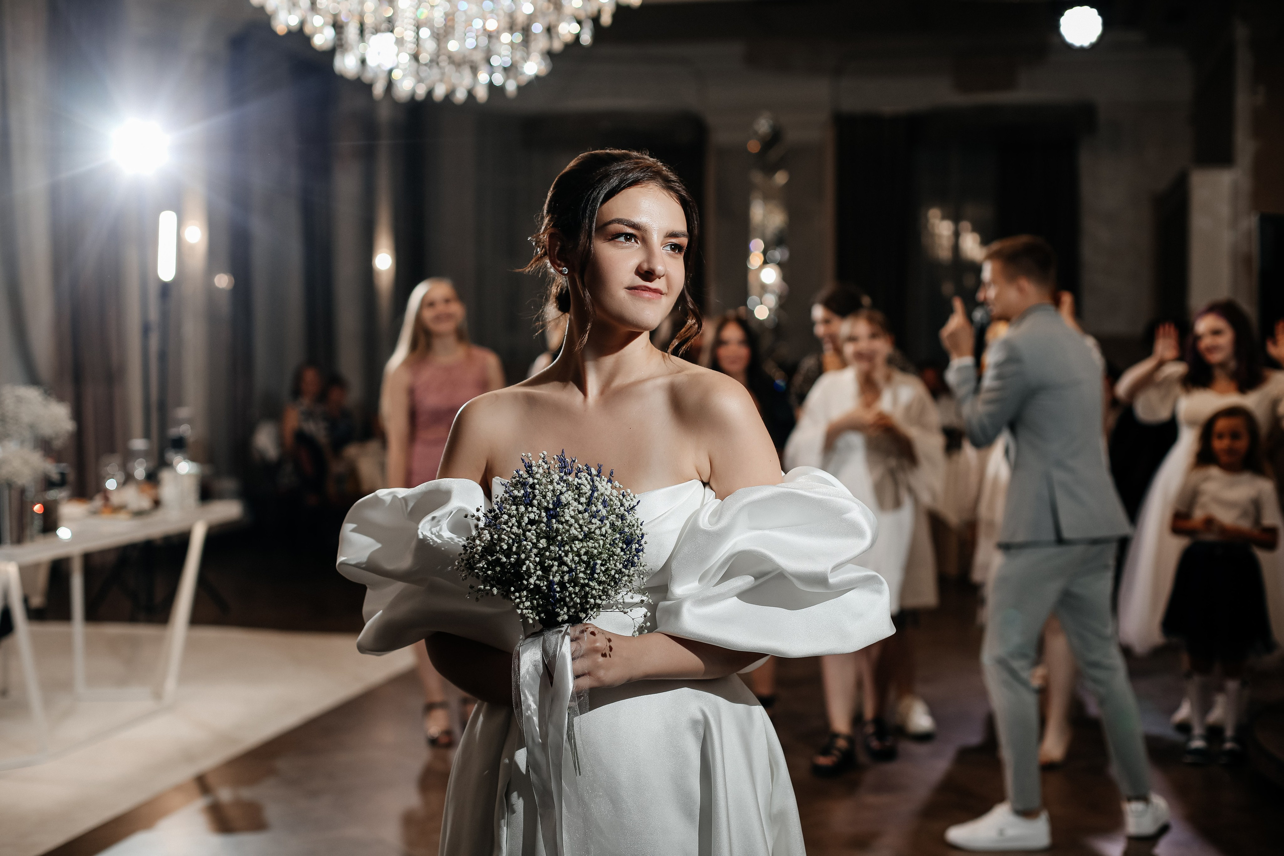 Молодожены на фоне московских достопримечательностей, свадебная фотосессия в Москве, профессиональный свадебный фотограф. Невеста бросает букет на свадьбе.