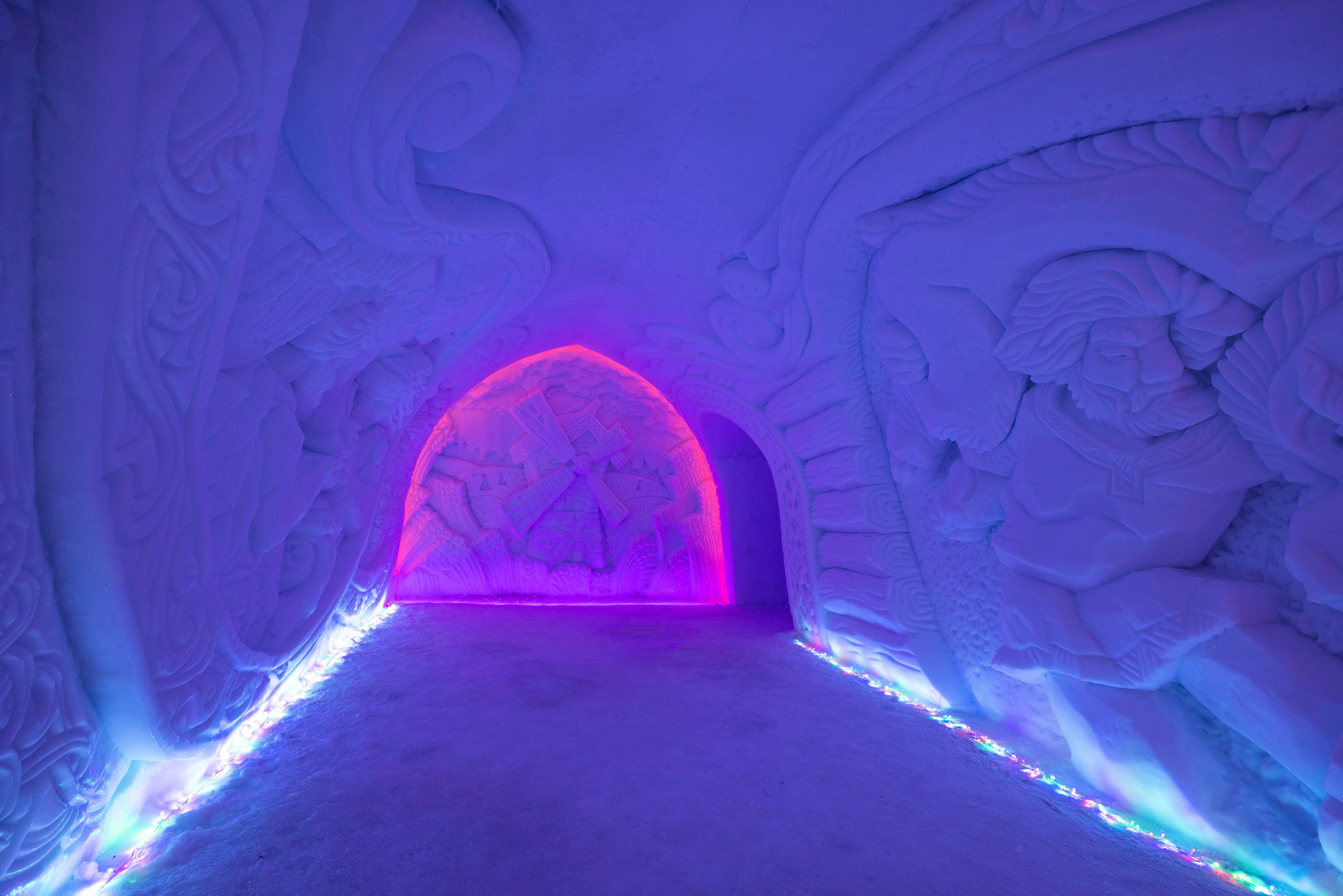 Снежная деревня. Турист оптимист