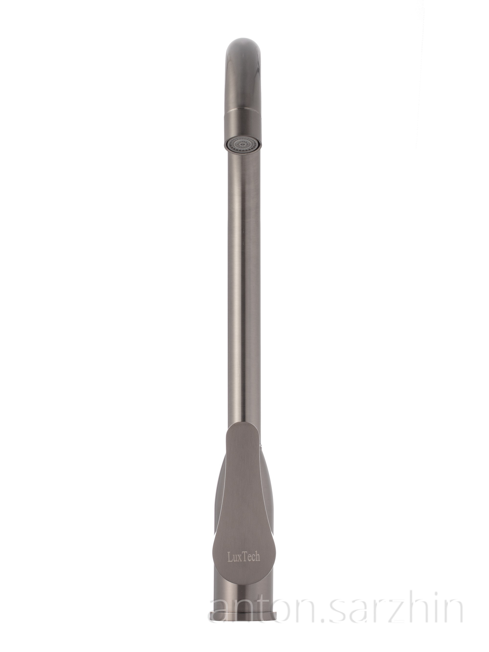 Смеситель кухонный для раковины на белом фоне фронтально