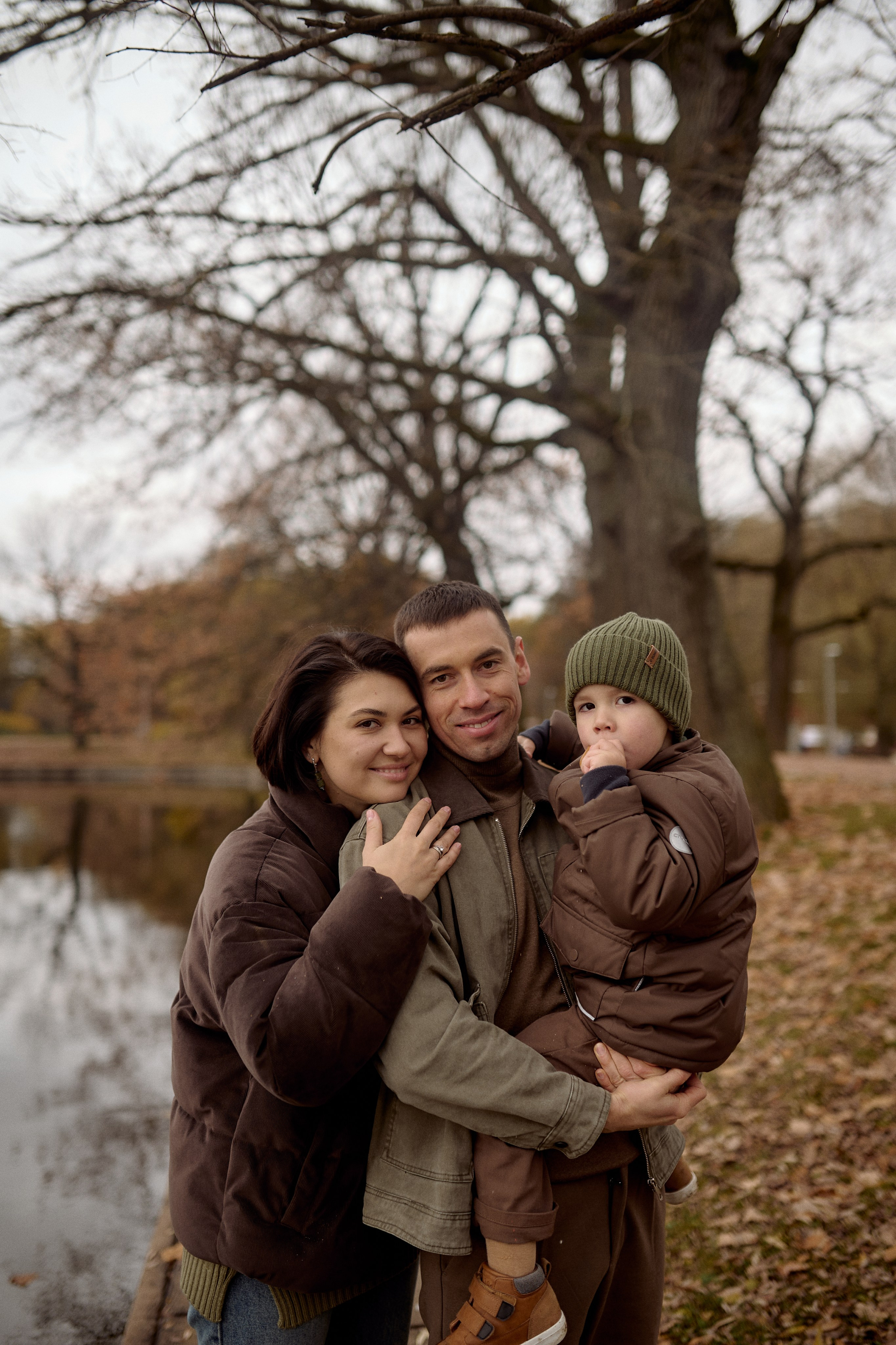 Вова, Юля и Максим в осеннем парке. Семейный и свадебный lifestyle-фотограф в Москве Мария Петрова
