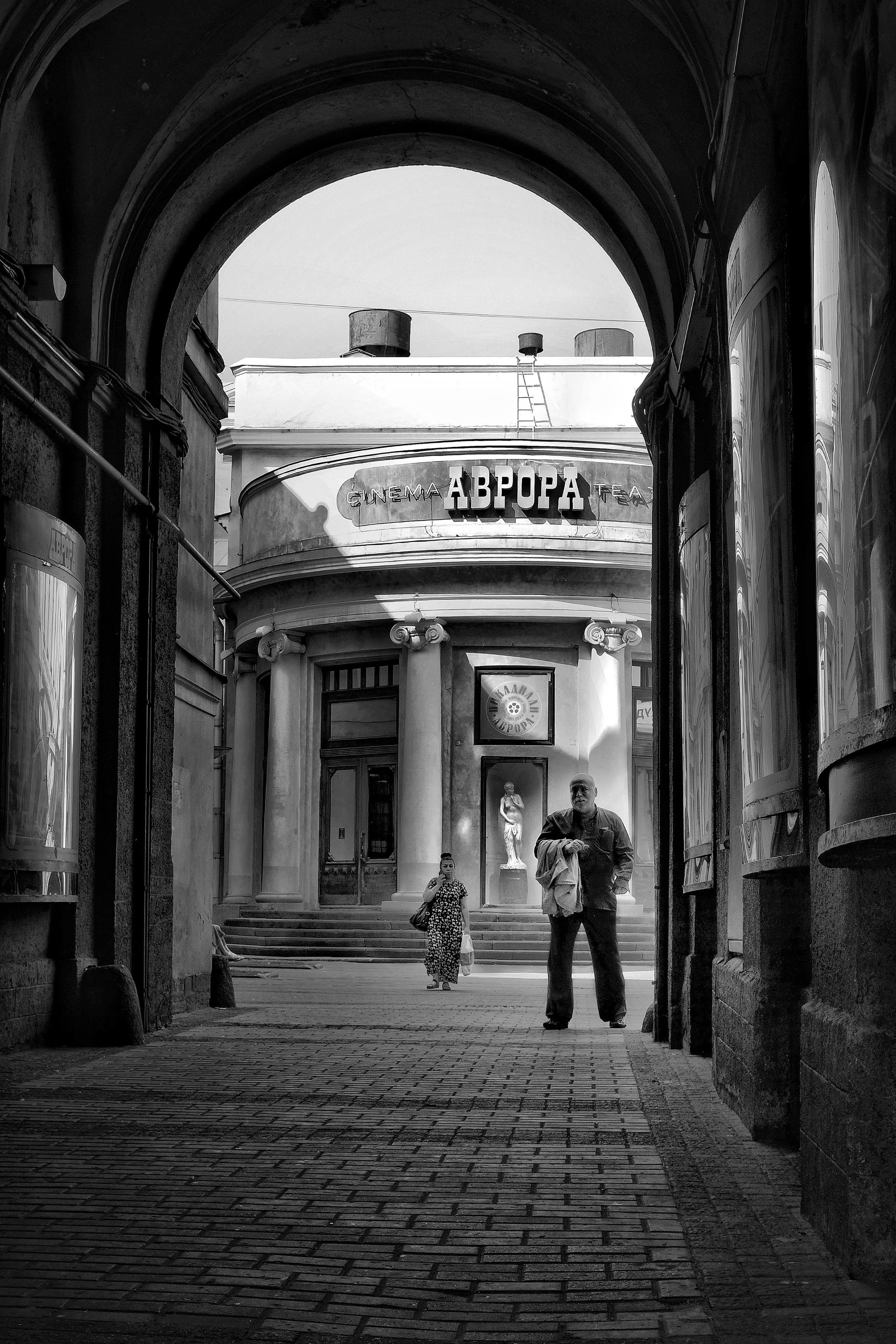 Мужчина у кинотеатра Аврора в Санкт-Петербурге